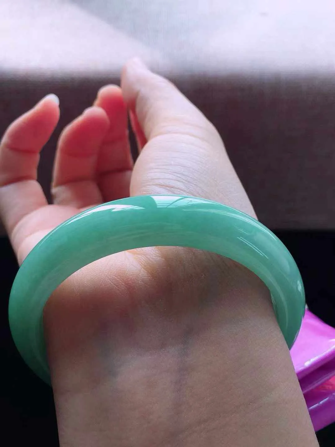 正圈56圈口，翡翠糯化种浅绿色手镯