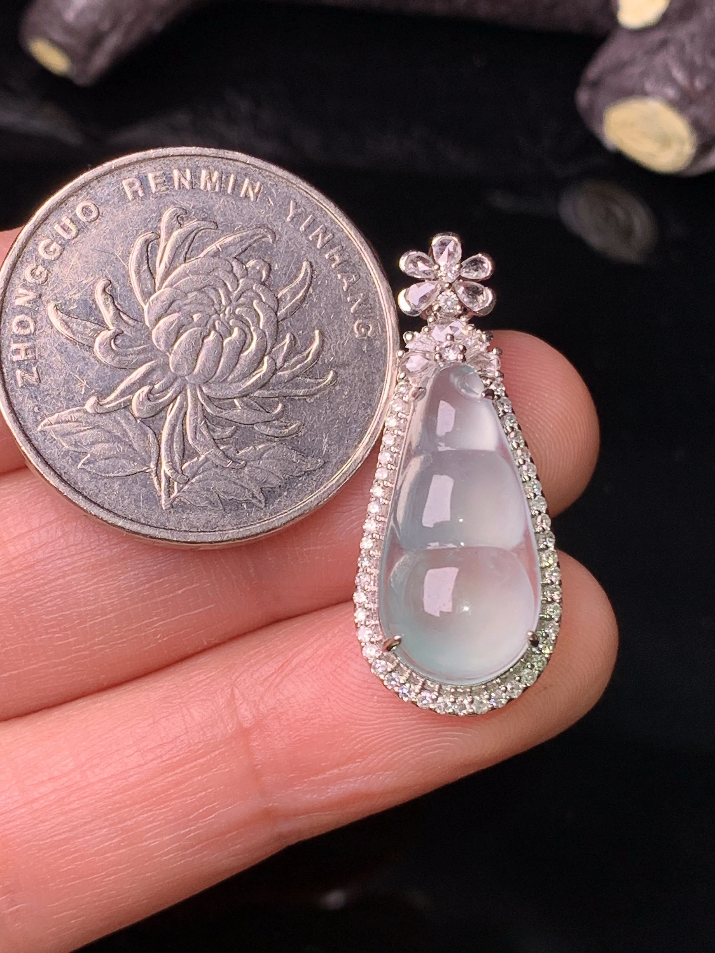 18k金钻镶嵌冰种四季豆吊坠 玉质细腻 色泽艳丽清新 整体尺寸30*12.2*9