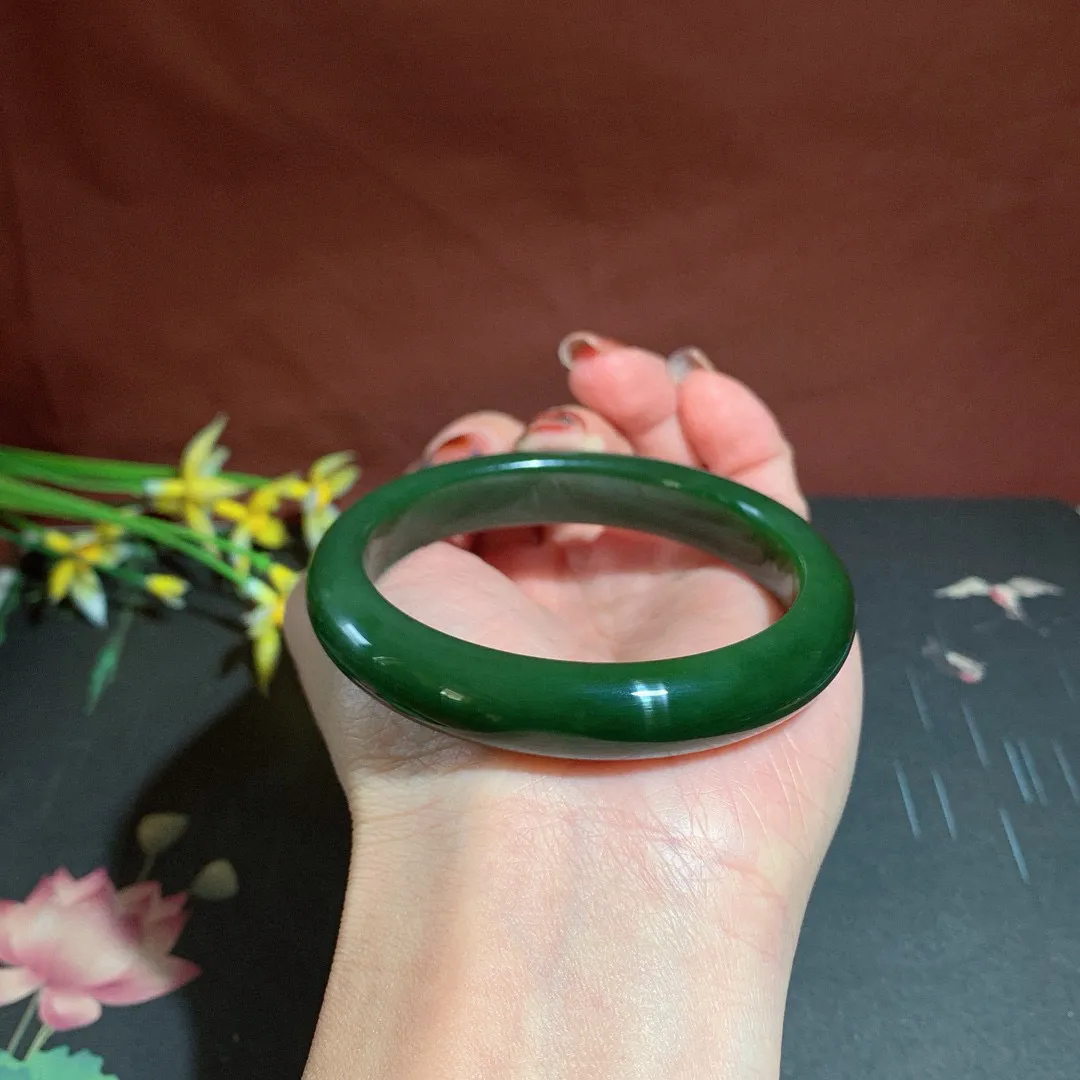 和田玉55圈口菠菜绿碧玉手镯，玉质细腻油润 底色纯净 无裂无杂 脂粉好，品质高