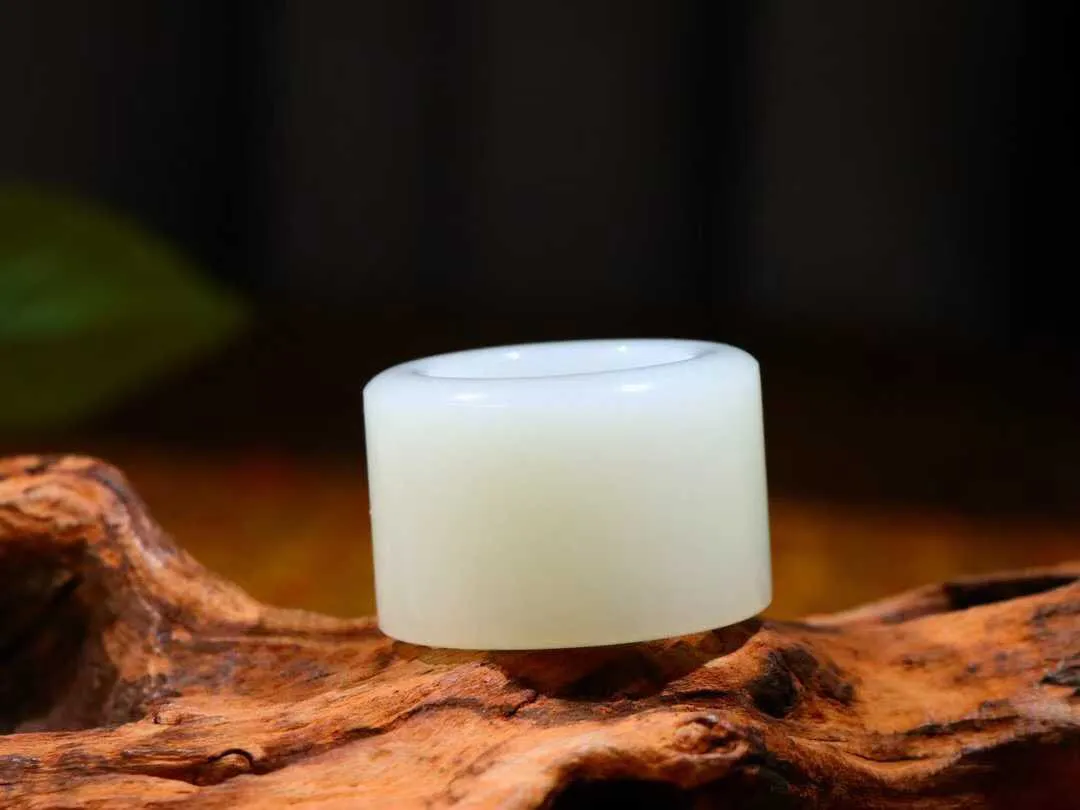 【大权在握】

羊脂玉扳指，玉质细腻油润，佩戴舒适大气。️器形圆润饱满，大气百搭，收藏、送礼、把玩、佩戴皆佳。

内径22.5尺寸22-5.5mm 重30克 36925823O