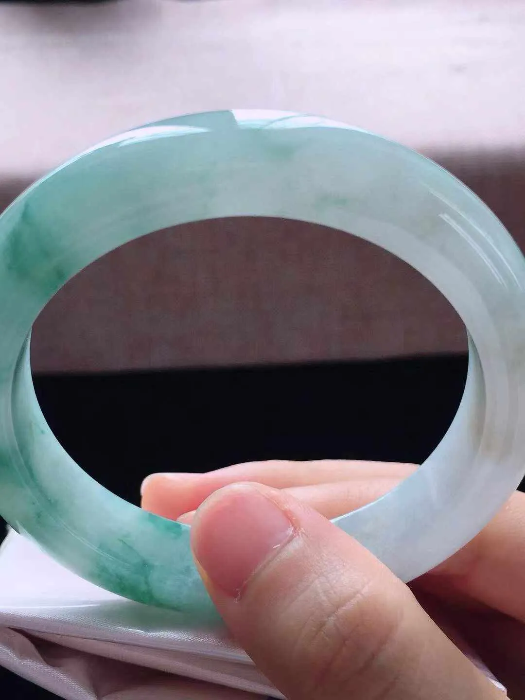 【翡翠名称】老种冰飘花55正圈口翡翠手镯
【翡翠尺寸】55*12*8.8mm适合54-56正圈口佩戴
【翡翠描述】缅甸天然翡翠A货，种老水足，玉质细腻，色泽靓丽，性价比高，佩戴效果好！