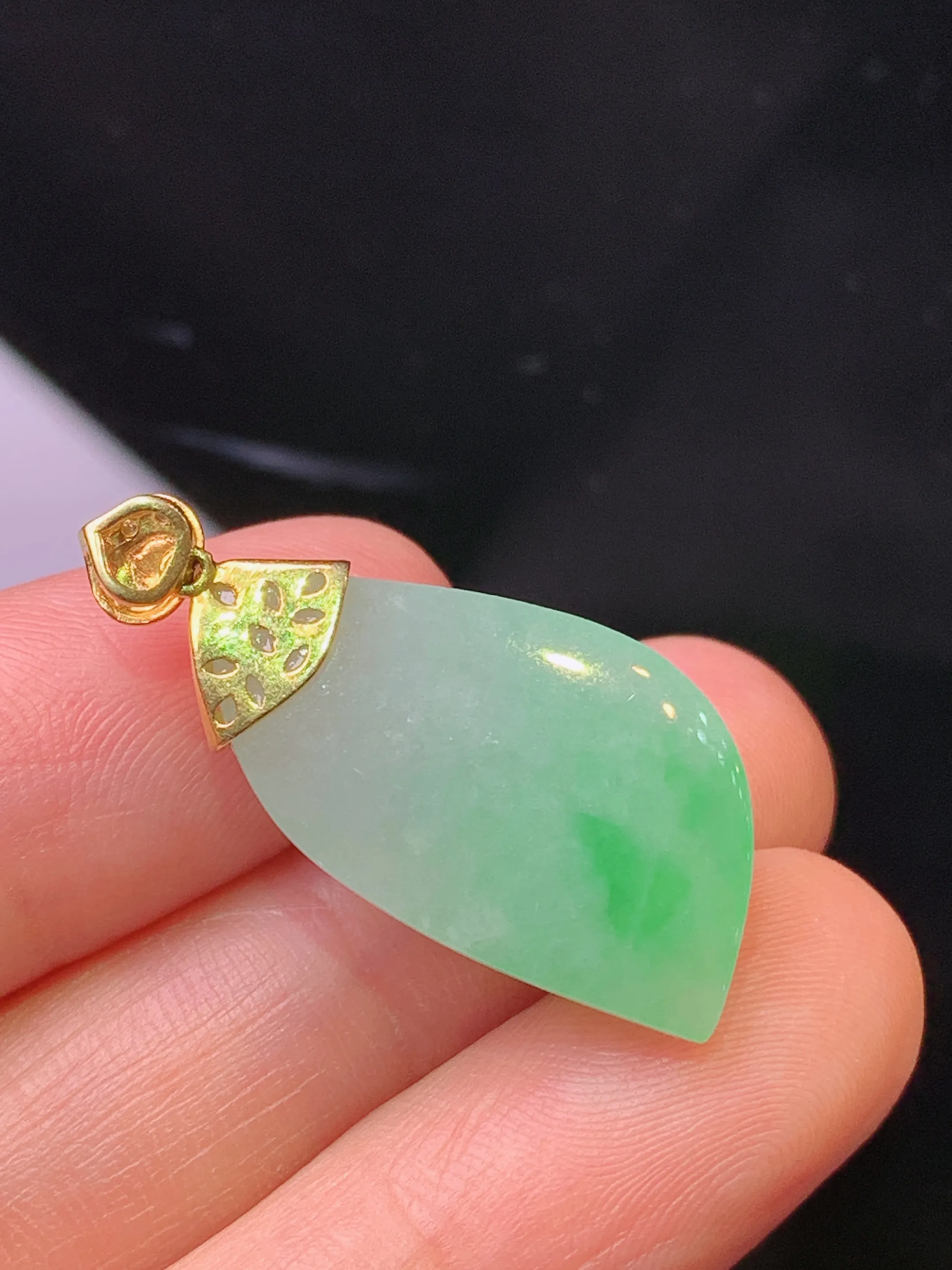 18k金钻镶嵌飘绿随形吊坠 玉质细腻 色泽艳丽清新 整体尺寸30.8*13.7*9.5