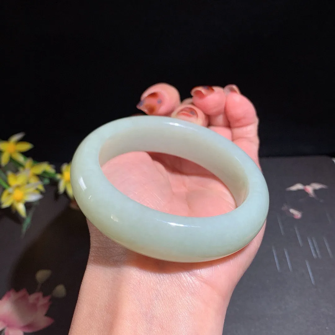 和田玉56圈口青白色手镯！玉质细腻油润 底色纯净 无裂无杂 脂粉好，品质好！