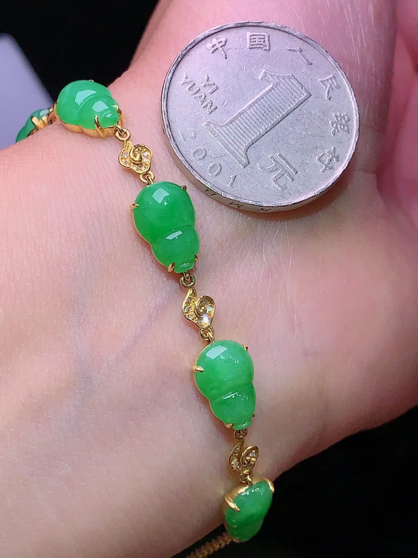 18k金钻镶嵌满绿葫芦手链 玉质细腻 色泽艳丽清新 整体尺寸90.8*7.3*5.2
