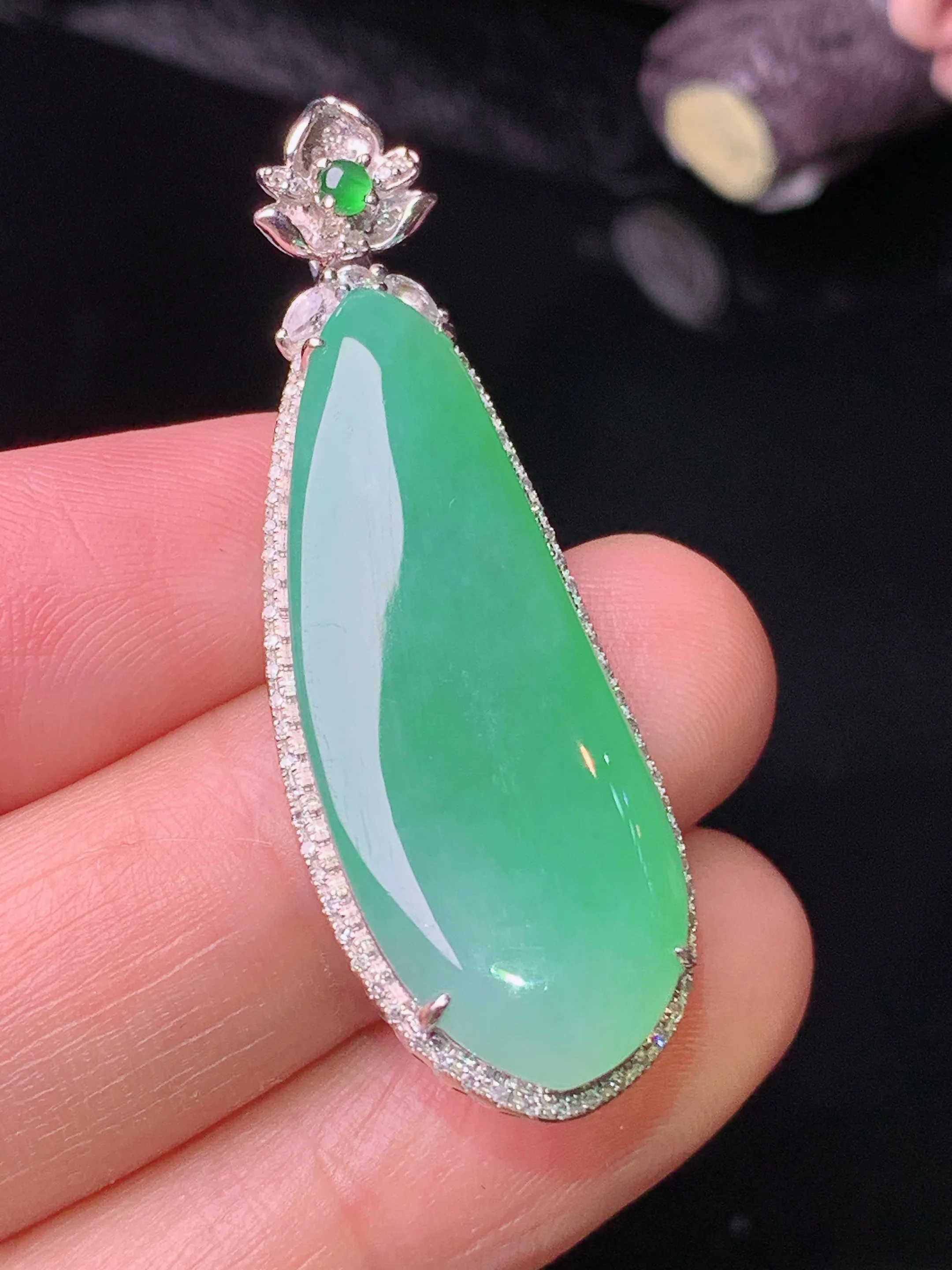 18k金钻镶嵌翠绿福瓜吊坠 玉质细腻 色泽艳丽清新 整体尺寸43.5*14.6*6.6