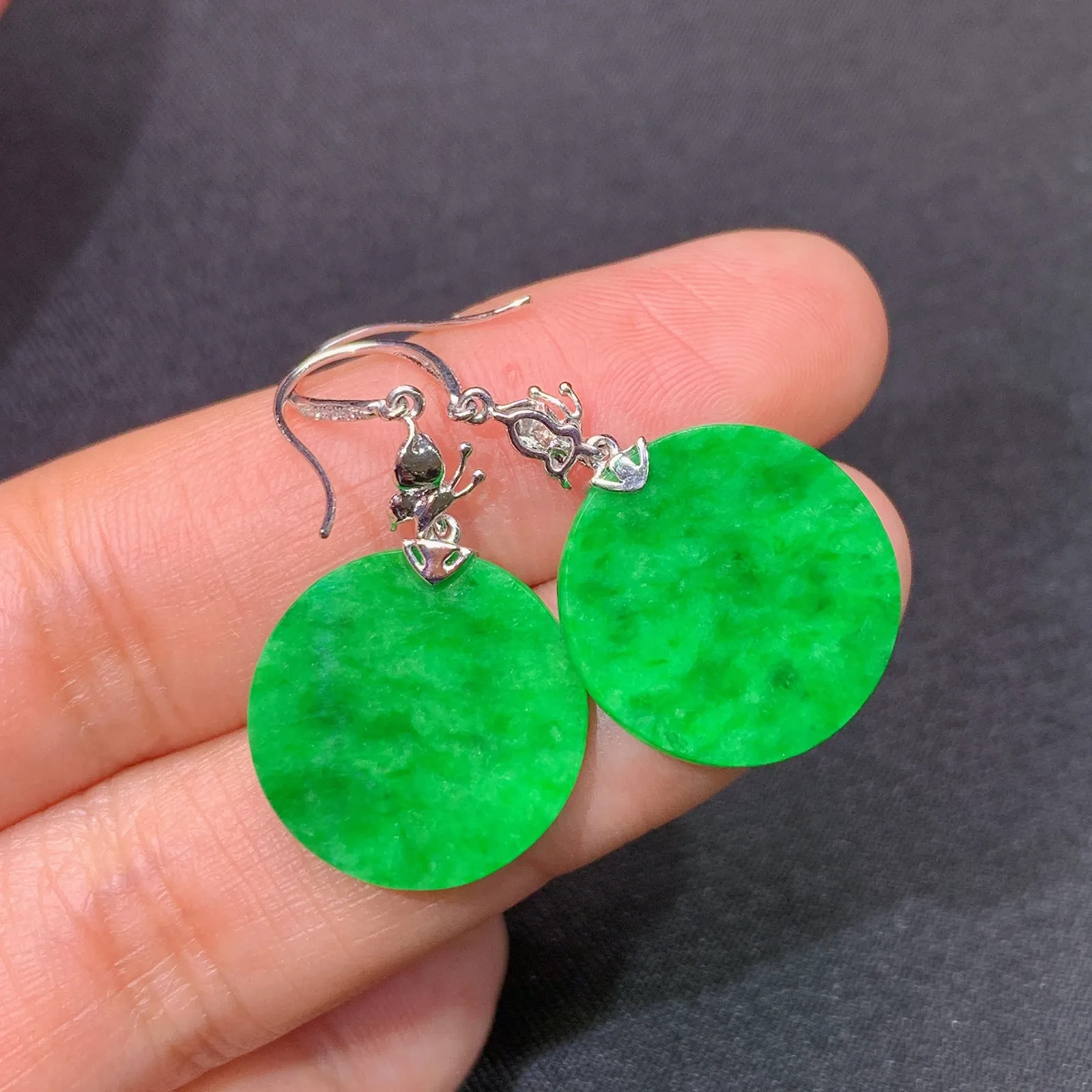 阳绿圆牌耳坠，18k金镶嵌，简约时尚，冰润色阳，种水足尺寸16.2*1.5
