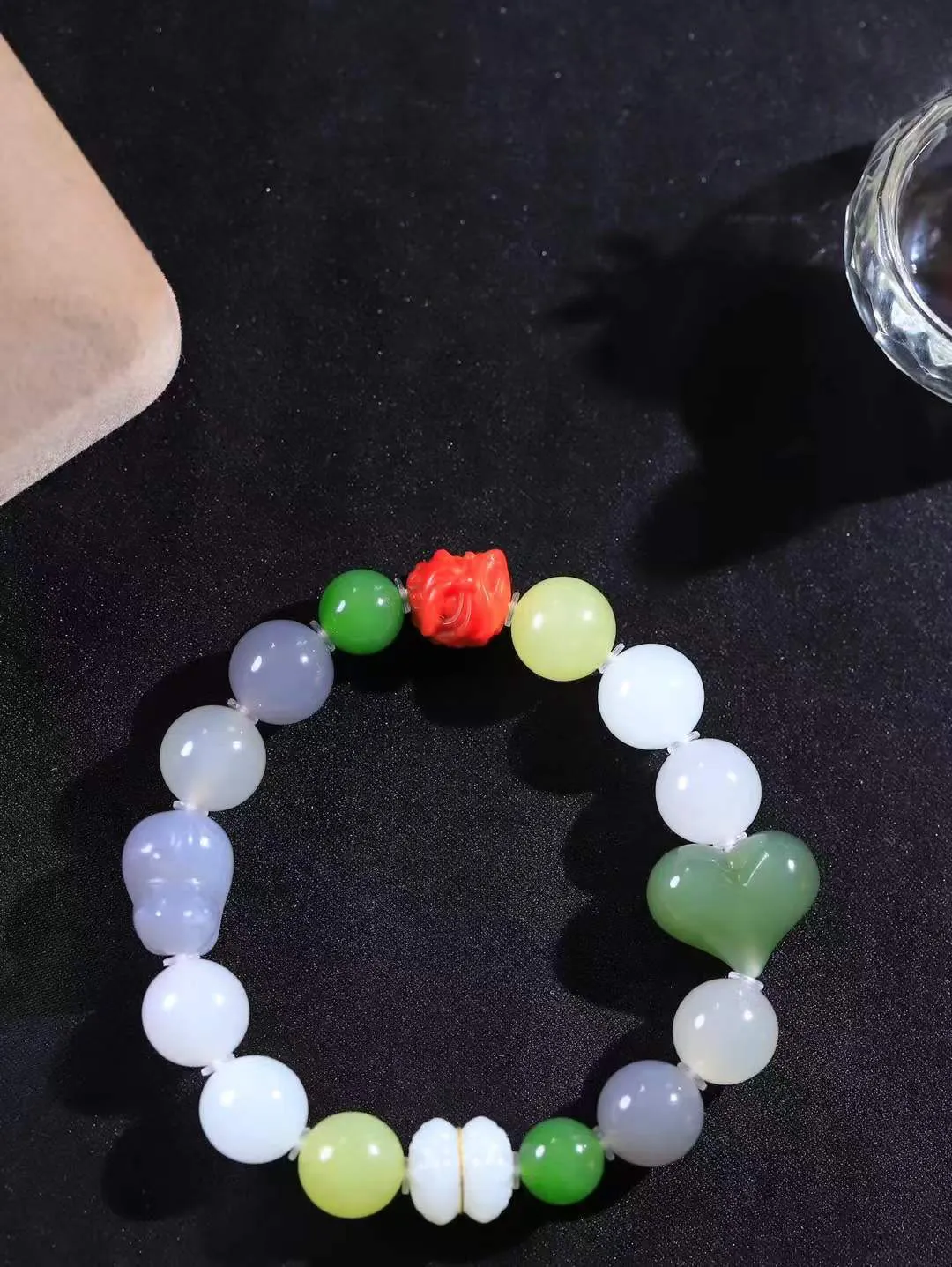 【多宝手串】

货头精选 和田玉多宝圆珠手串，每一颗玉石都凝聚自然的灵气与岁月的沉淀，寓意福禄寿喜，守护您的平安与幸福。佩戴它，感受千年玉文化的温润与优雅。重43克  尺寸取一11.8mm  781102754L