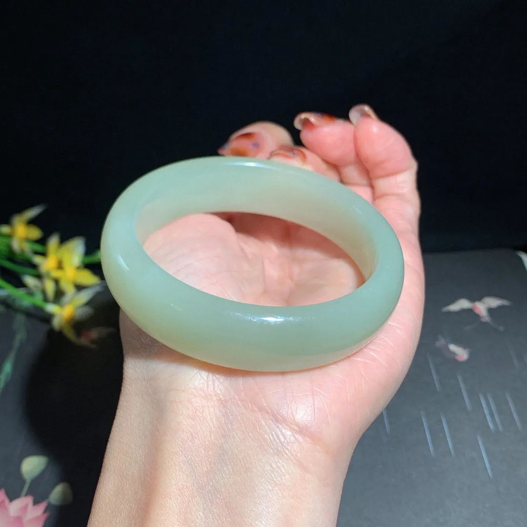 和田玉55.5圈晴水色手镯！清水色！玉质细腻油润 底色纯净  无裂无杂 脂粉好，品质高