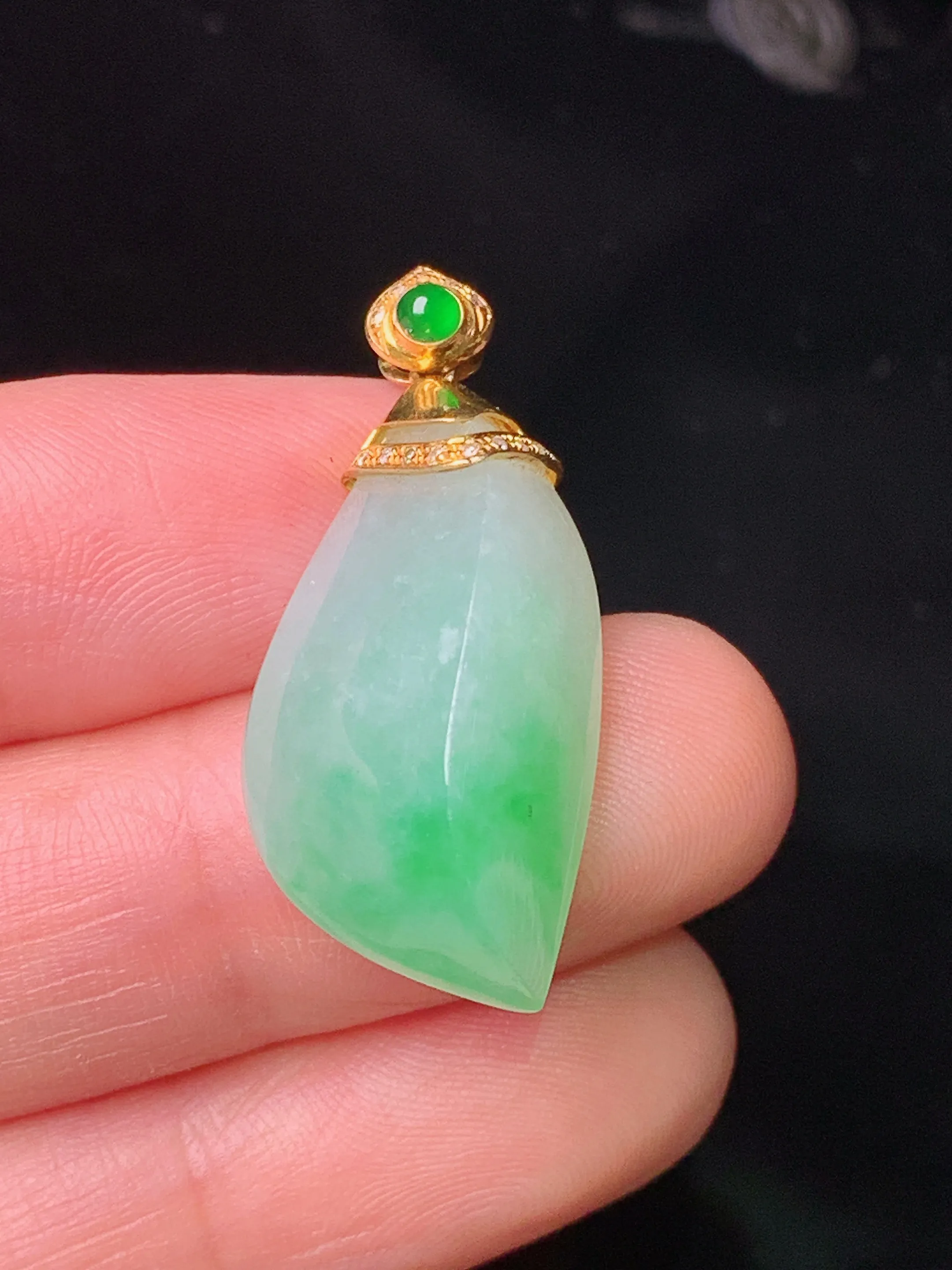 18k金钻镶嵌飘绿随形吊坠 玉质细腻 色泽艳丽清新 整体尺寸30.8*13.7*9.5