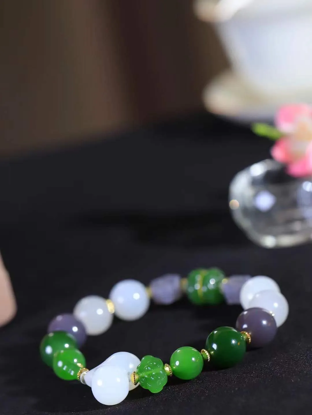 【福运相伴.多宝手串】

货头精选 和田玉多宝圆珠手串，每一颗玉石都凝聚自然的灵气与岁月的沉淀，寓意福禄寿喜，守护您的平安与幸福。佩戴它，感受千年玉文化的温润与优雅。重37.1克  尺寸取一11.8mm  781172754L