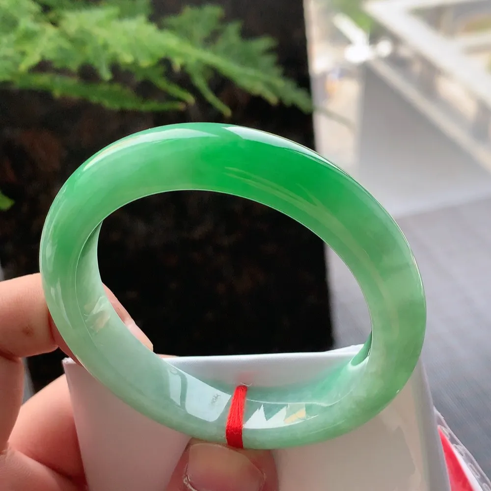 正圈冰糯阳绿 无瑕 尺寸:52.4/11.4/8.5 色好