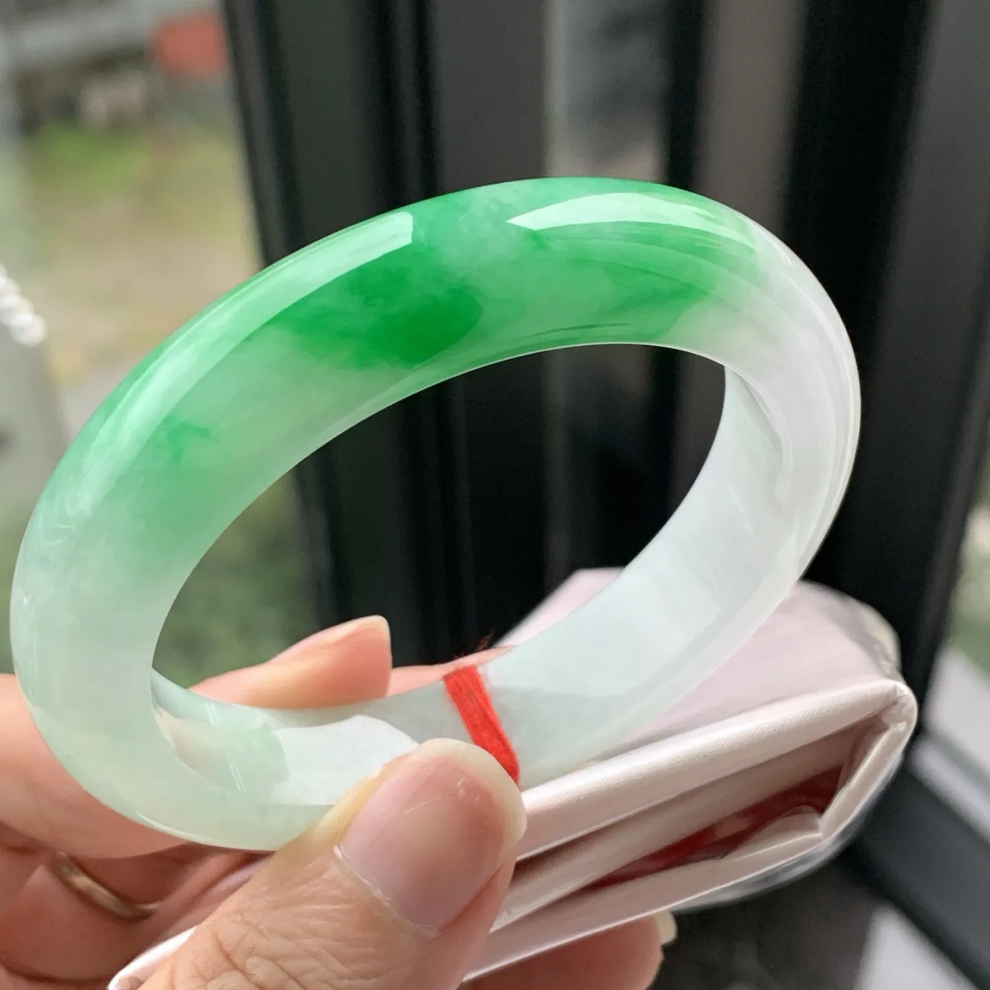 正圈帝王绿 微皮纹 尺寸:54.5/12.7/9  种色俱佳 色很好