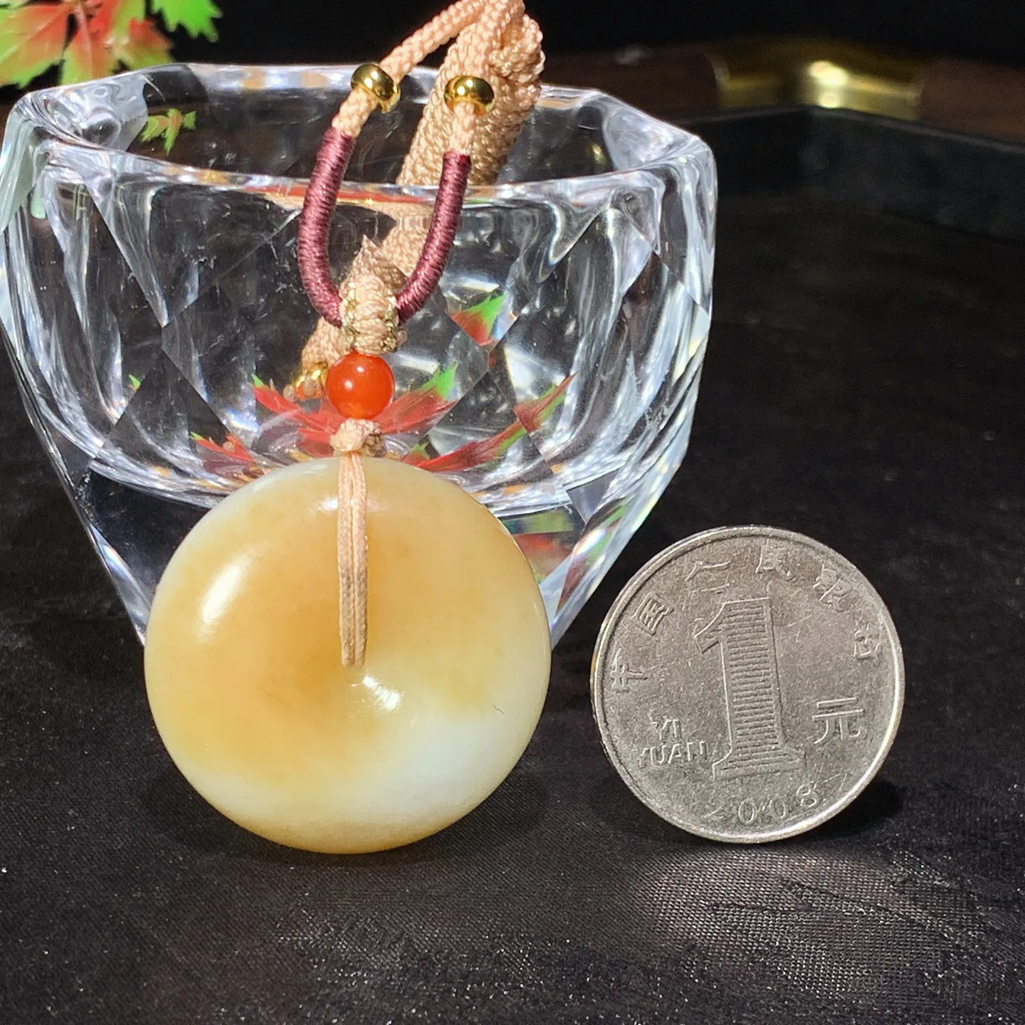 新疆且末糖平安扣挂件。尺寸31/13重25.4克。白度一级。玉质细腻油润。手推出油。佩戴高端典雅。lt251127