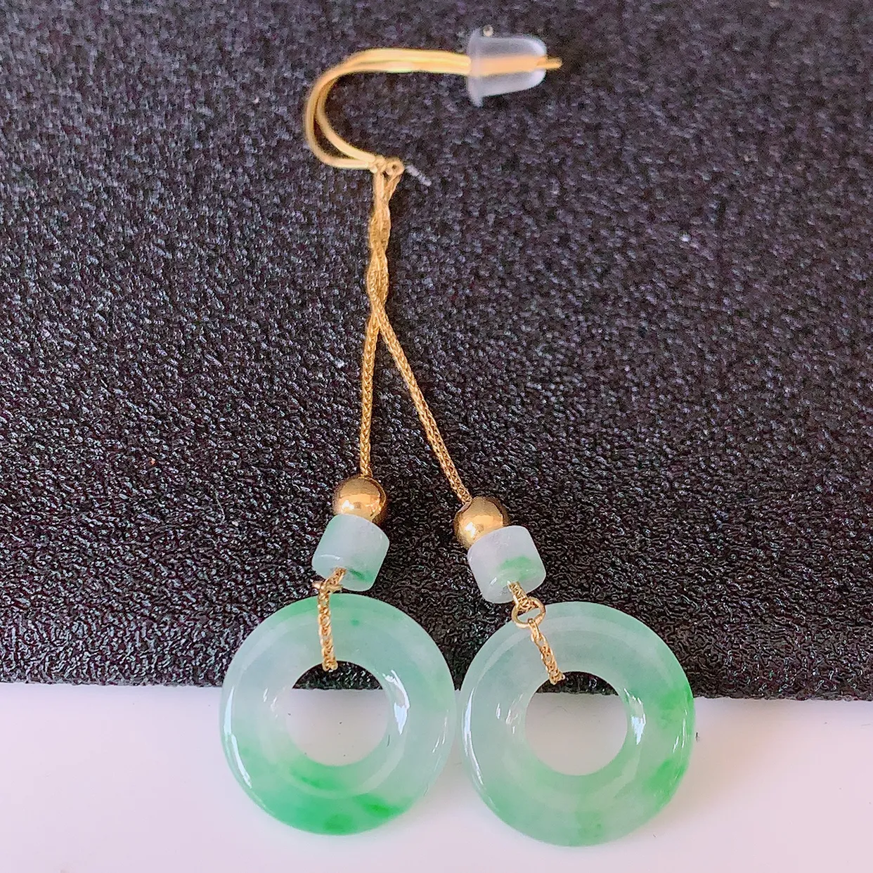 18k金镶嵌冰种飘绿翡翠平安扣耳坠，沁人心脾，耳坠佩戴效果大气出众，尽显气质。种水好，胶感足，颜相当