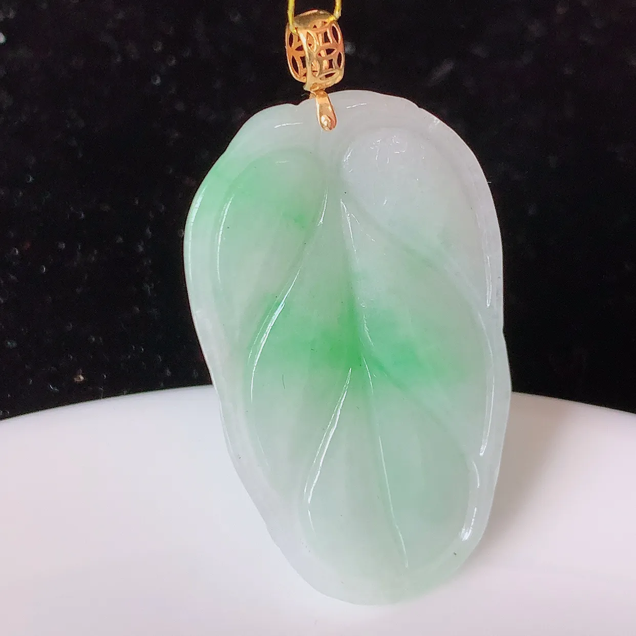 18K金镶嵌飘绿翡翠叶子吊坠 ，种水足，色泽清新，工艺精湛，叶子寓意美好；金枝玉叶，事业有成。#35.27