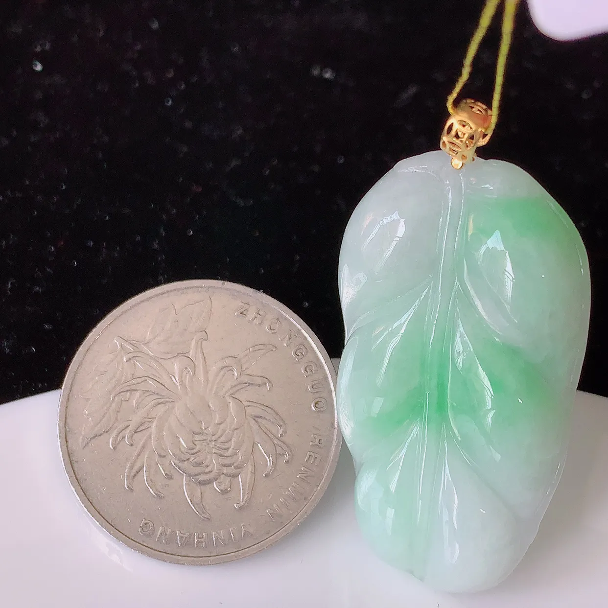 18K金镶嵌飘绿翡翠叶子吊坠 ，种水足，色泽清新，工艺精湛，叶子寓意美好；金枝玉叶，事业有成。#35.27