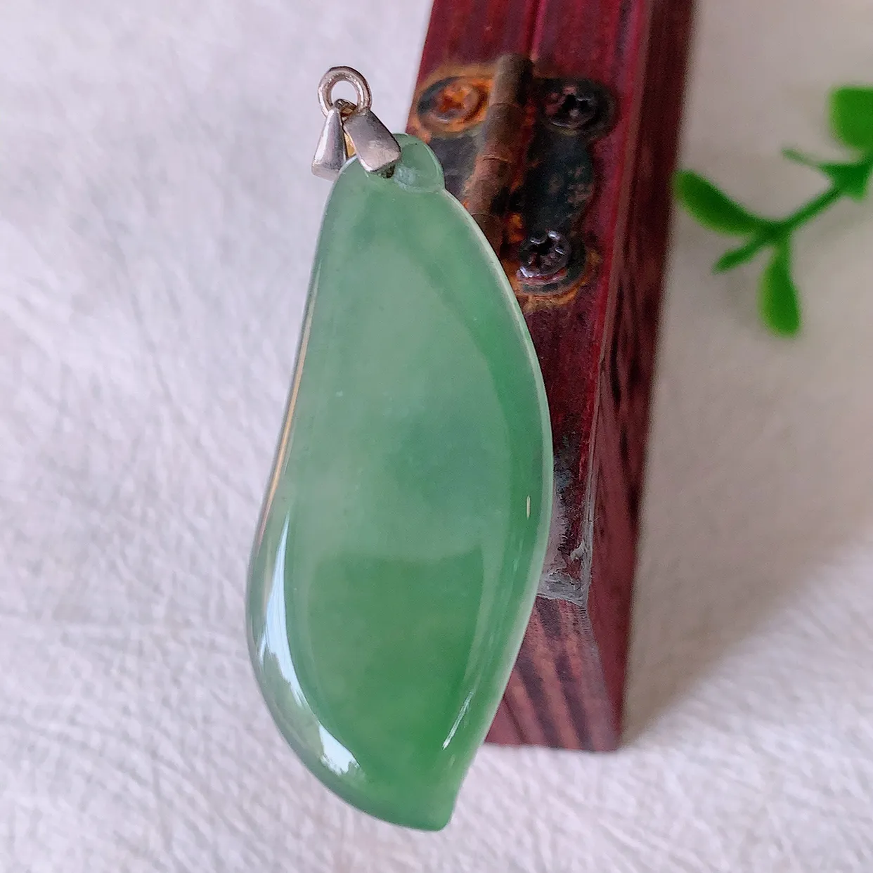 自然光实拍，冰种满绿招财福瓜吊坠，翡翠福瓜招财瓜，冰润且起胶感，佩戴效果优雅迷人！#57.27配图银