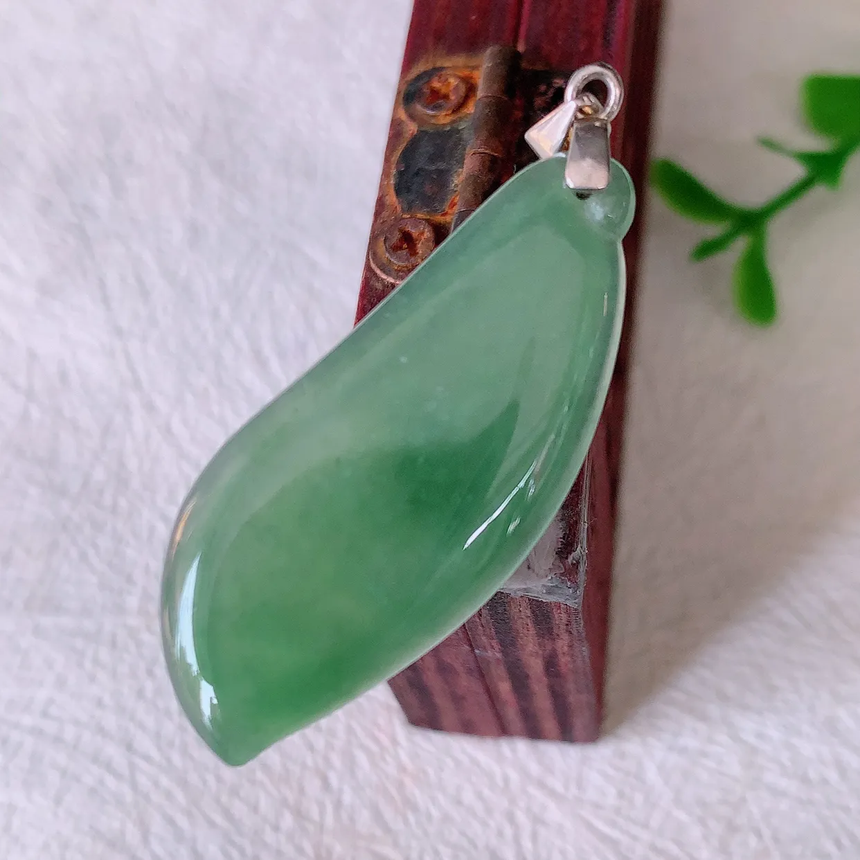 自然光实拍，冰种满绿招财福瓜吊坠，翡翠福瓜招财瓜，冰润且起胶感，佩戴效果优雅迷人！#57.27配图银扣