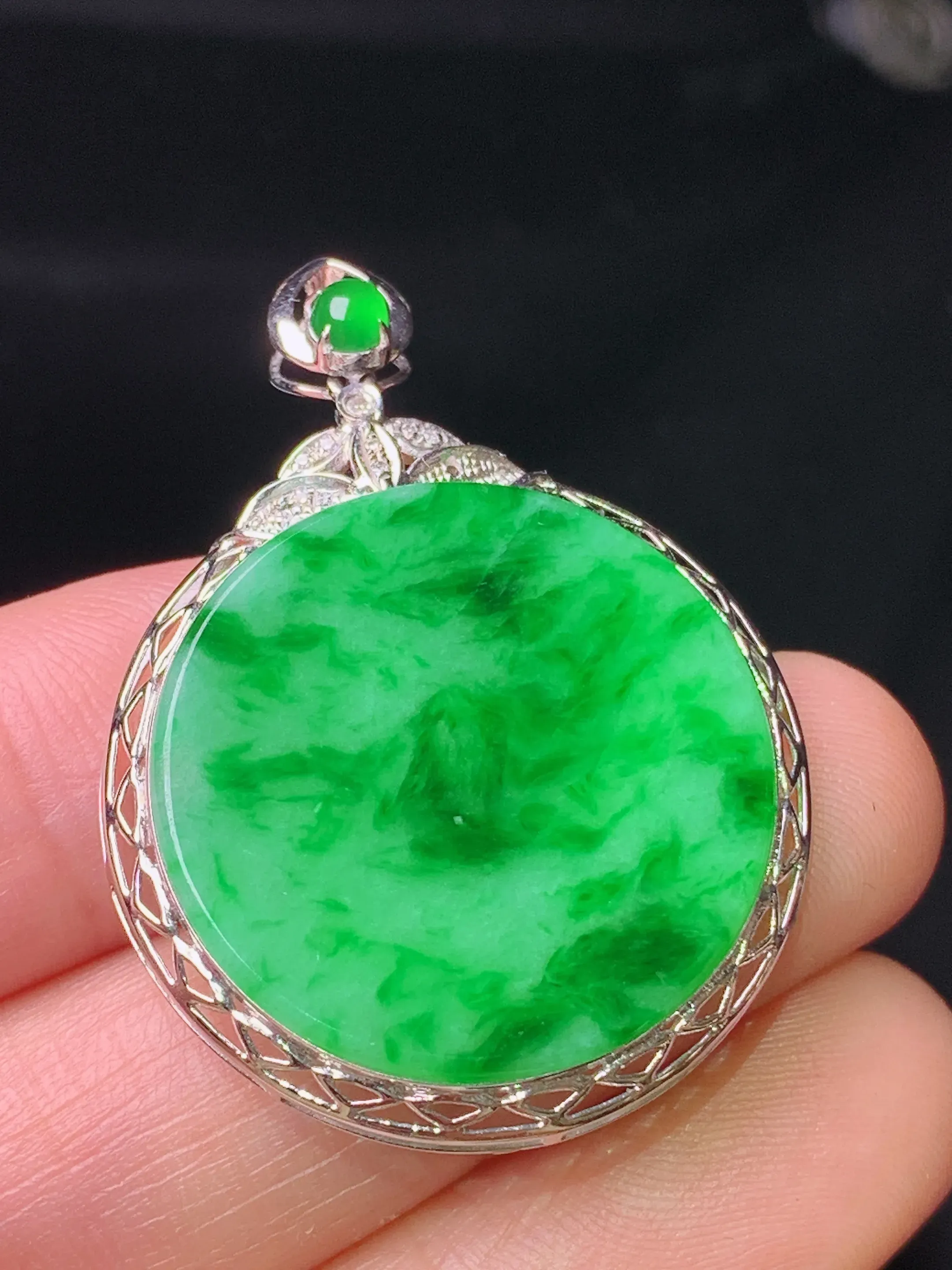 18k金镶嵌翠绿圆牌吊坠 玉质细腻 色泽艳丽清新 整体尺寸37.2*27*4.2