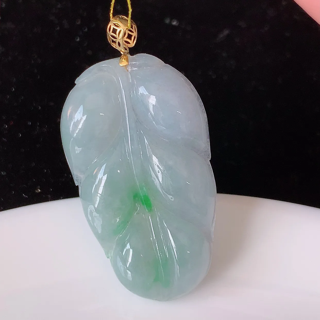 18K金镶嵌冰春带彩翡翠叶子吊坠 ，种水足，色泽清新，工艺精湛，叶子寓意美好；金枝玉叶，事业有成。#35.27