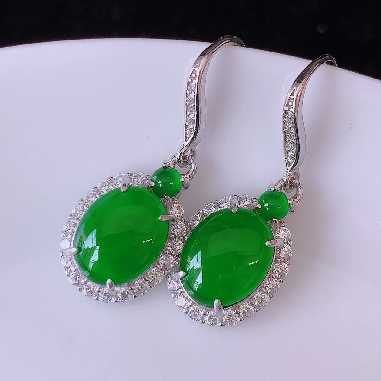 冰透满绿翡翠925银镶嵌耳坠，自然光实拍，翠色灵动，颜色漂亮，种老水足，品相佳，佩戴佳品！#97.27整体28//10.8/5.2裸10*8
