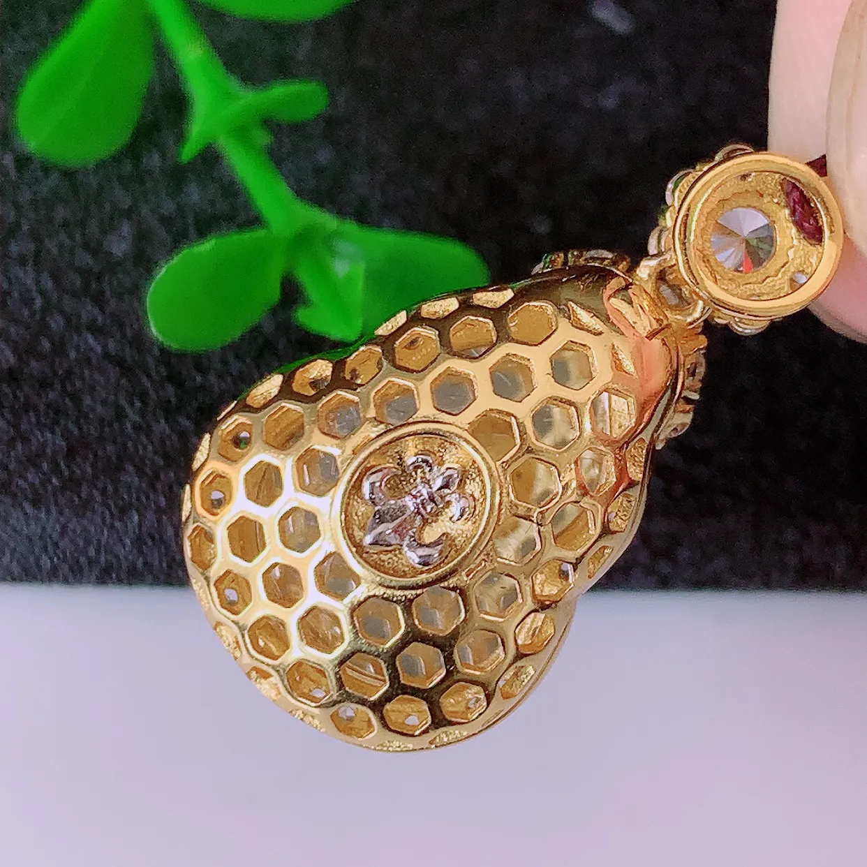 冰透满绿翡翠925银镶嵌葫芦吊坠，自然光实拍，翠色灵动，颜色漂亮，种老水足，品相佳，佩戴佳品！#97.27整体26.5*15*9.6裸石16.5*12