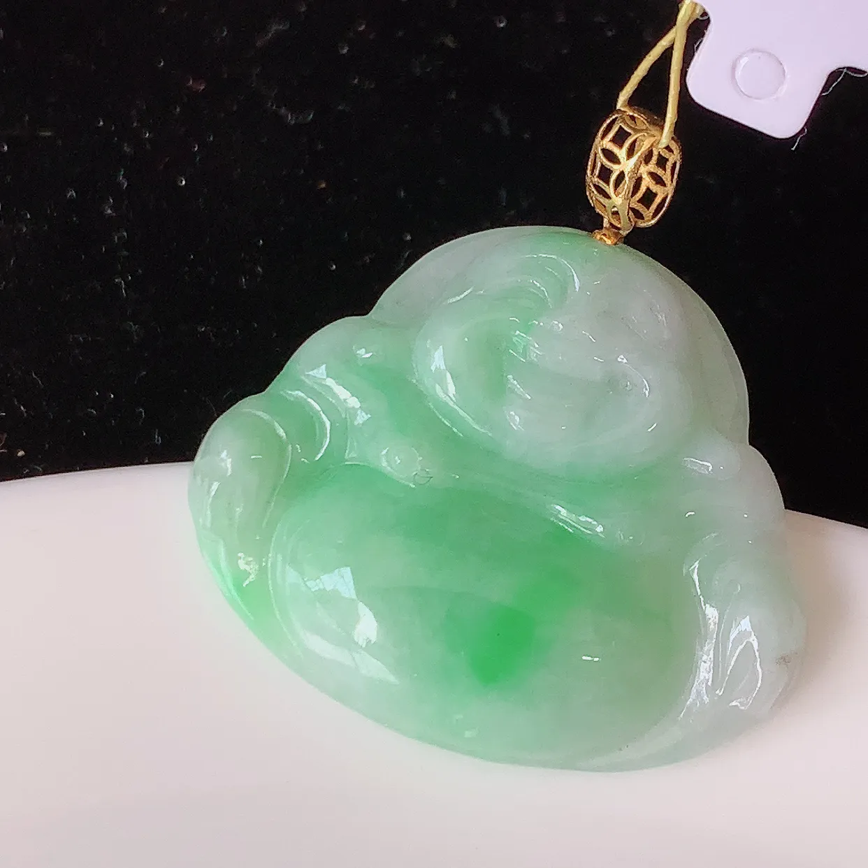 18k金镶嵌飘绿翡翠佛公吊坠，沁人心脾，精致典雅的设计，为佩戴者，增添色彩，送礼自留都是佳品选择！#35.27