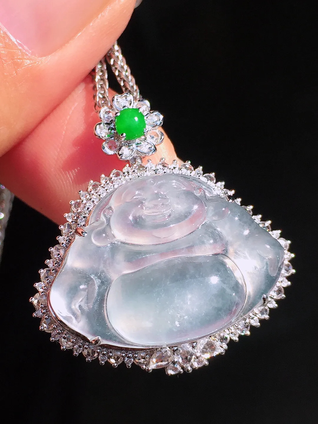 冰种佛公吊坠，玉质细腻，荧光感超
强，饱满圆润，尽显优雅气质，18k
金豪华镶嵌