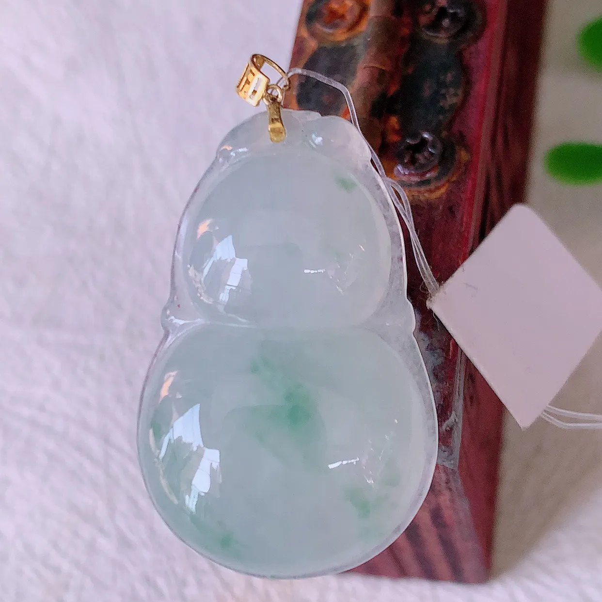 18K金镶嵌冰种飘花翡翠葫芦吊坠，葫芦寓意福禄双全，财源滚滚，佩戴效果优雅迷人！#49.27