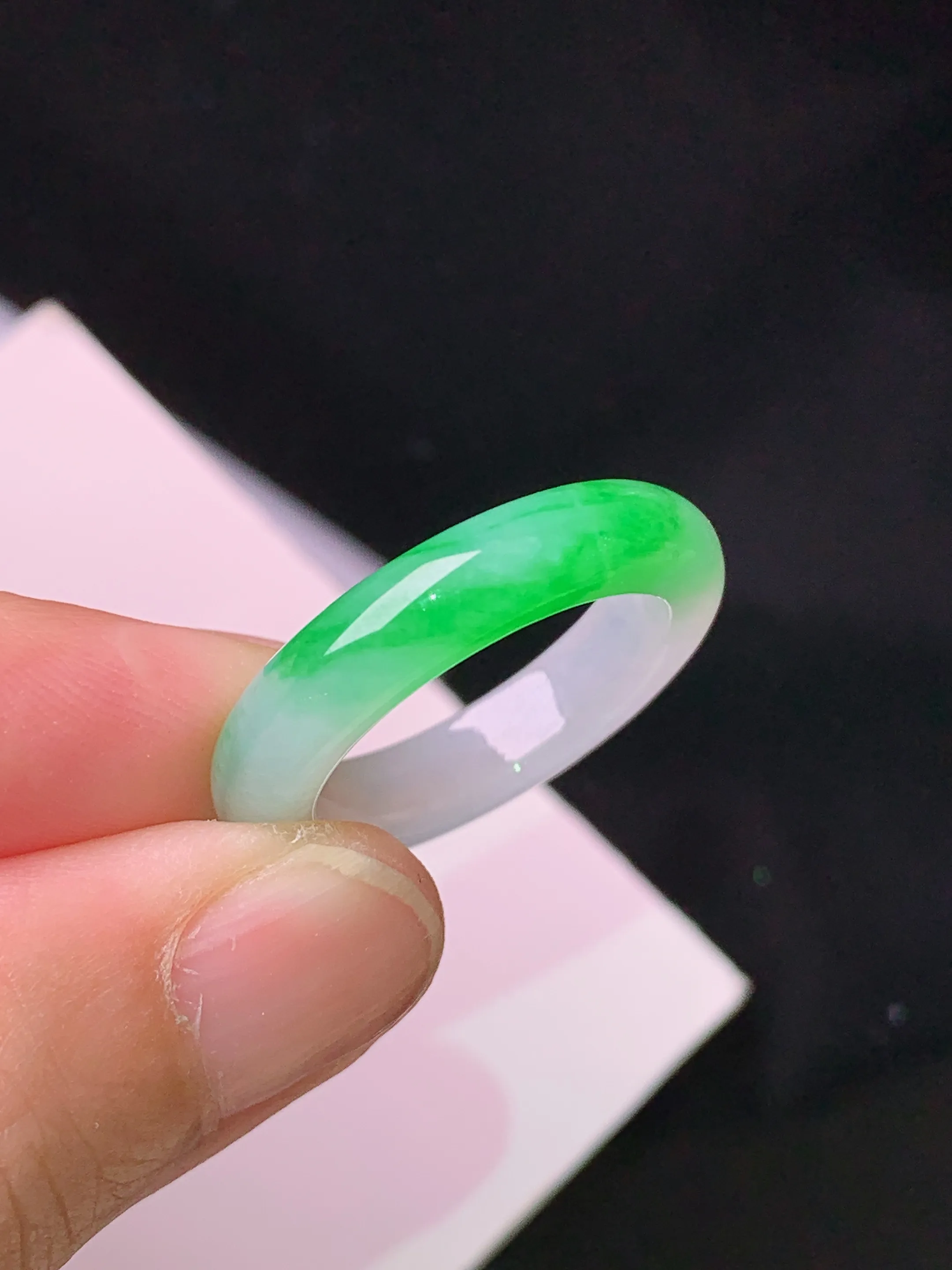 飘绿指环 玉质细腻 色泽艳丽清新 整体尺寸24.5*4.6*3.8 圈口14.5