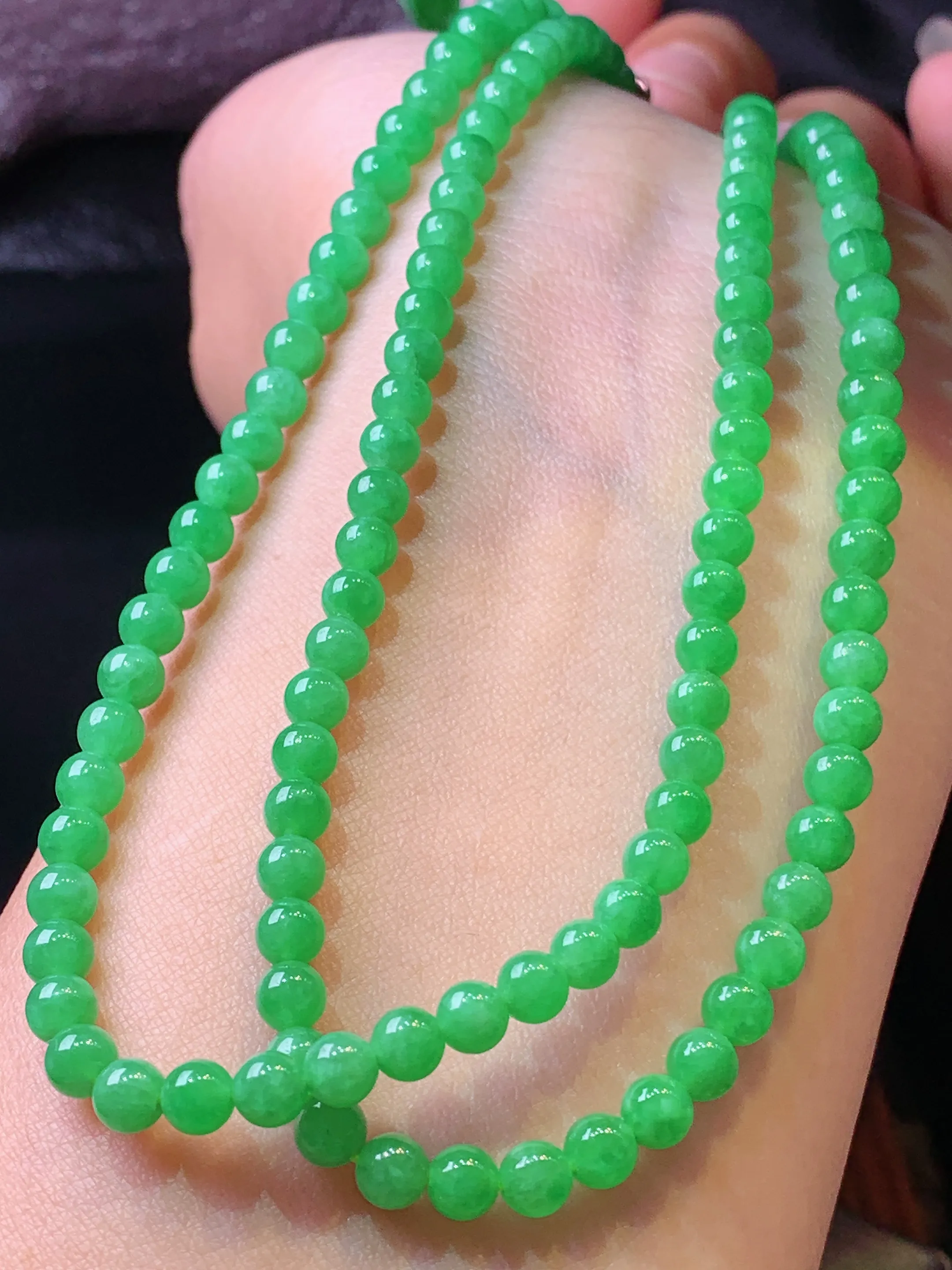 翠绿圆珠项链 玉质细腻 色泽艳丽清新 整体尺寸4.6
