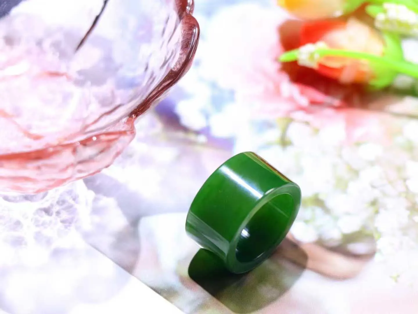 （古韵.扳指）

精品和田玉碧玉扳指 指环 戒圈。七号矿老料 纯正菠菜绿，直切工艺，款式精美，玉