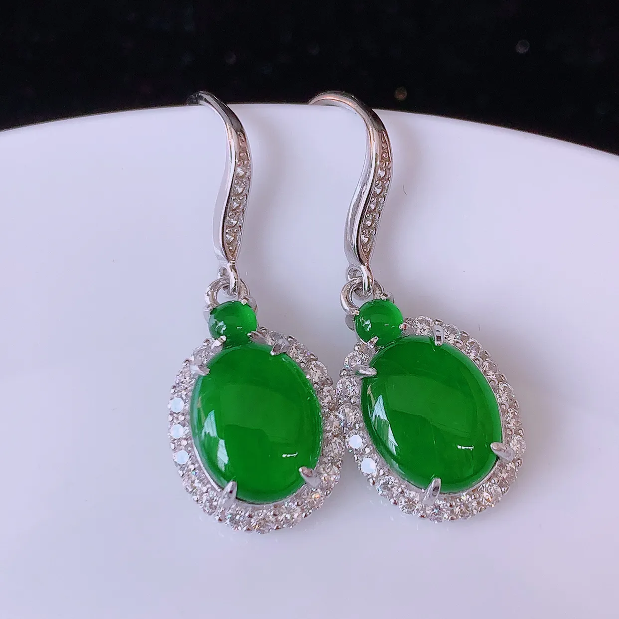 冰透满绿翡翠925银镶嵌耳坠，自然光实拍，翠色灵动，颜色漂亮，种老水足，品相佳，佩戴佳品！#97.27整体28//10.8/5.2裸10*8
