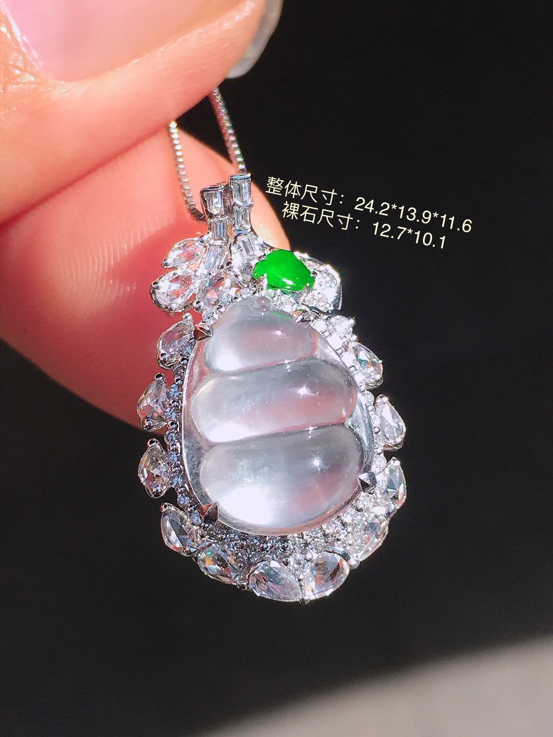 冰种福豆吊坠，玉质细腻，荧光感超
强，饱满圆润，尽显优雅气质，18k
金豪华镶嵌