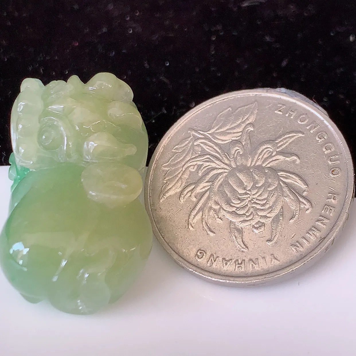 自然光实拍，冰润黄加绿翡翠招财貔貅吊坠， 民间有“一摸貔貅运程旺盛，再摸貔貅财运滚滚，三摸貔貅平步青云 ”的美好祝愿。#81.25