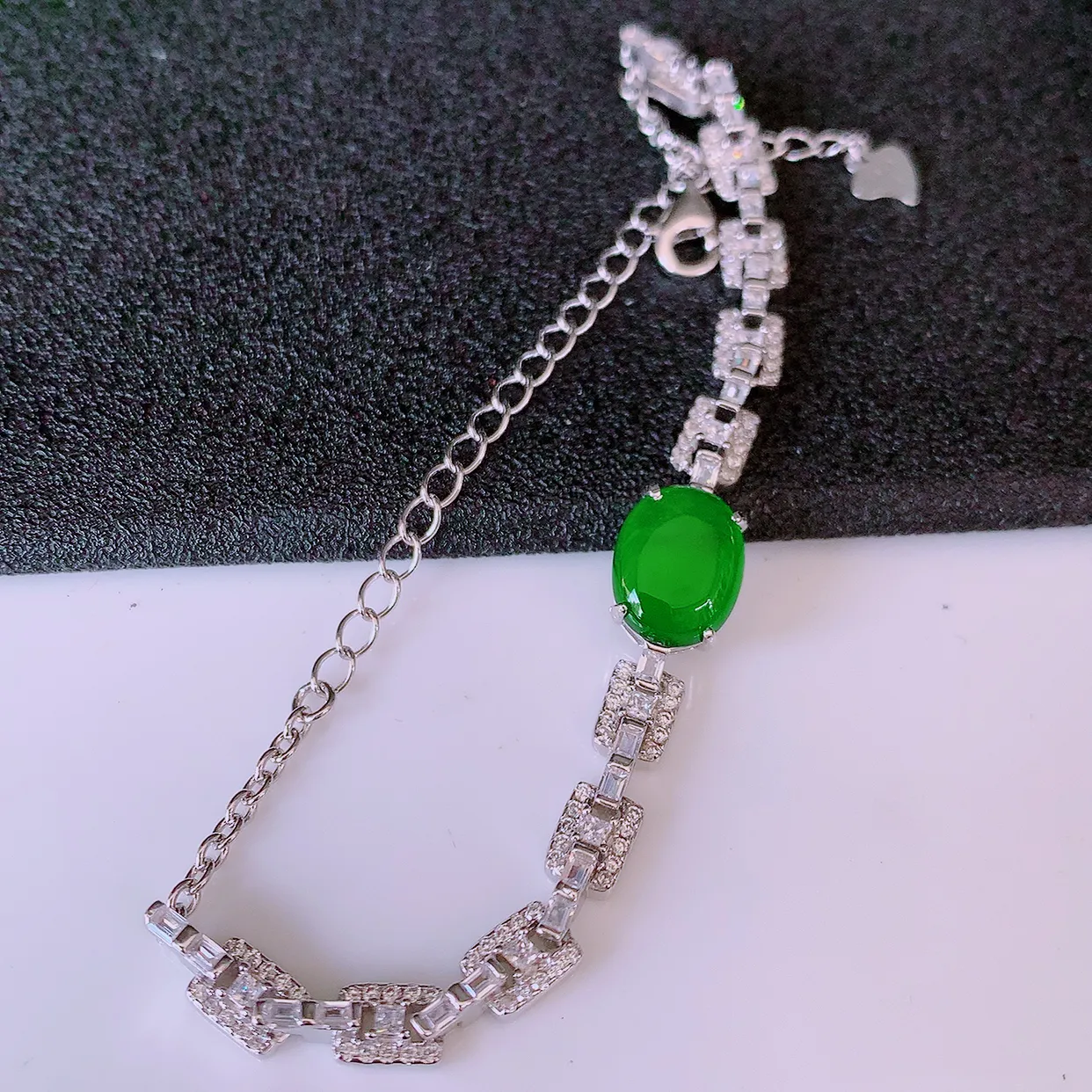 冰透满绿翡翠925银镶嵌手链，自然光实拍，翠色灵动，颜色漂亮，种老水足，品相佳，佩戴佳品！#97.2