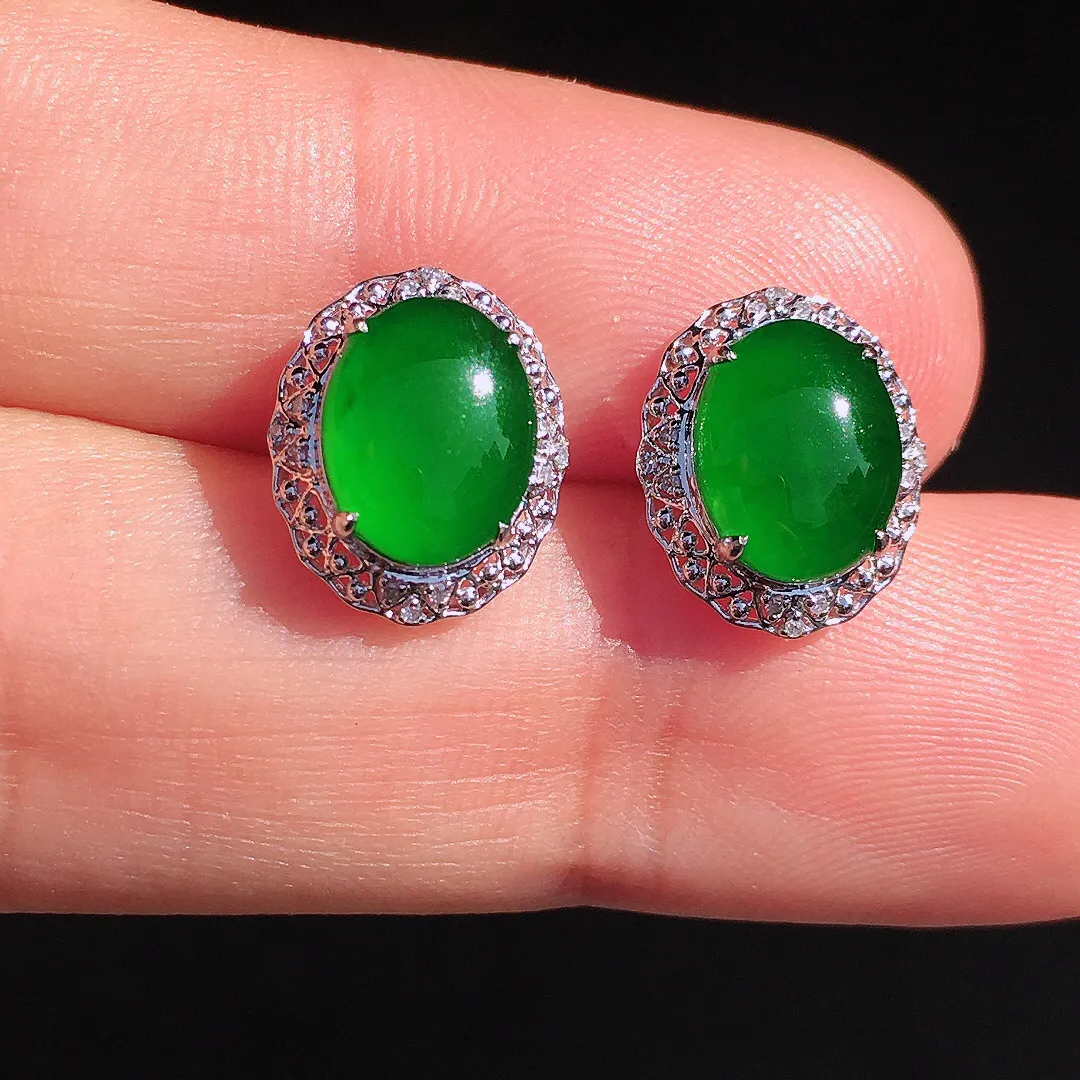 阳绿蛋面耳钉，色泽均匀艳丽，玉质细腻，荧光感超
强，饱满圆润，尽显优雅气质，18k
金豪华镶嵌