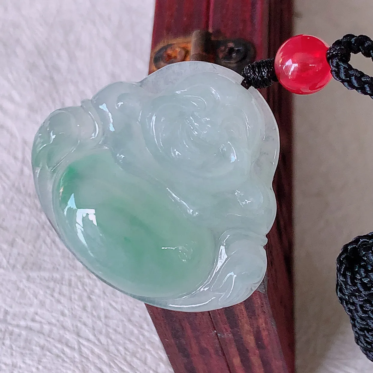 自然光实拍，冰种飘花翡翠佛公吊坠，玉笑佛，饱满，开脸喜庆，配戴优雅迷人！#46.27