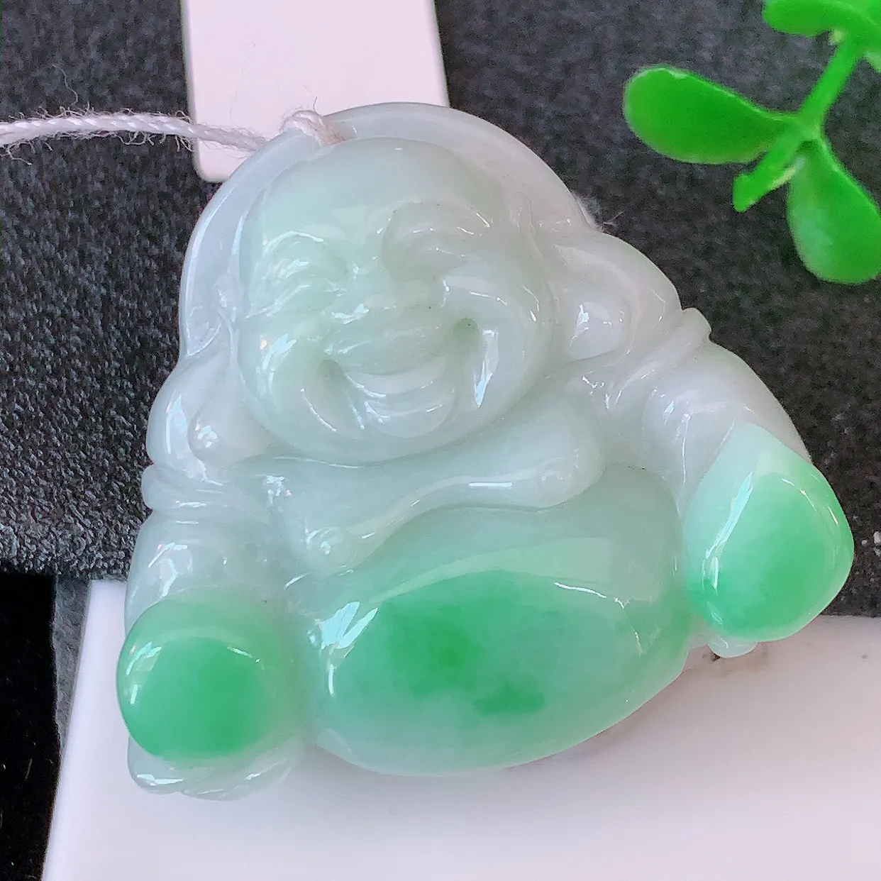 自然光实拍，冰润飘绿翡翠佛公吊坠，饱满， 佛公亦保平安，寓意有福（佛公）相伴，品相佳，配戴优雅迷人！#46.25