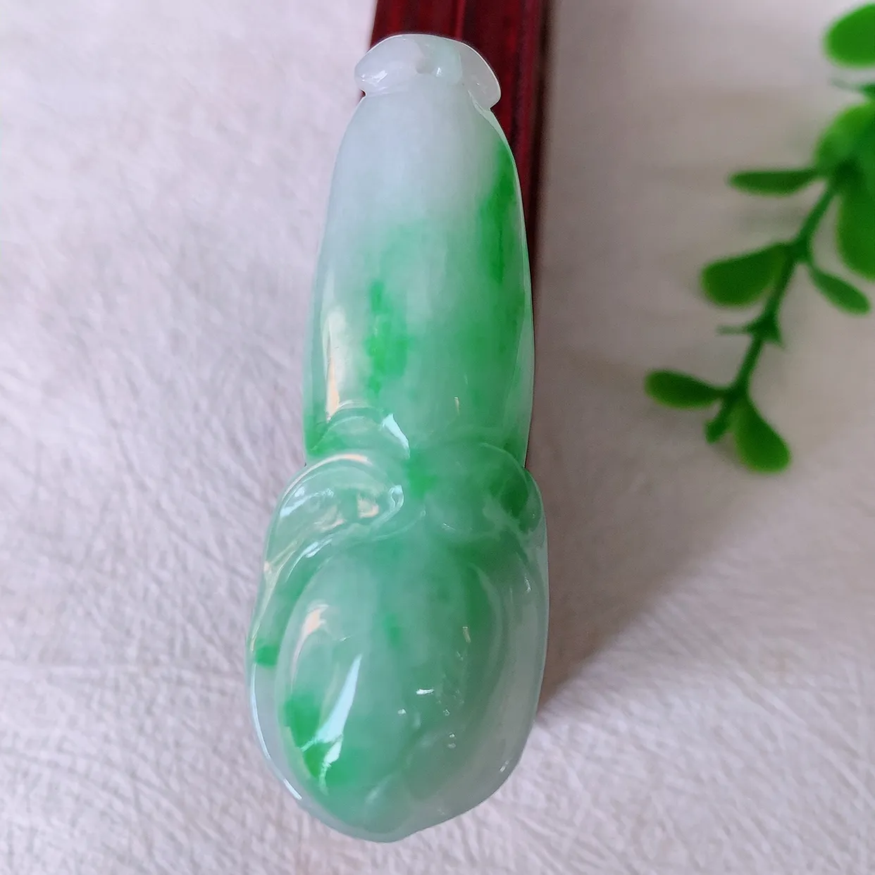 自然光实拍，冰润飘绿翡翠玉兰花吊坠，种老水足，雕工精湛 ，寓意美好，佩戴时尚出众！#57.27