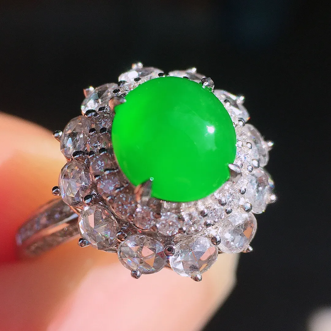 阳绿蛋面戒指，色泽均匀艳丽，玉质细腻，荧光感超
强，饱满圆润，尽显优雅气质，18k
金豪华镶嵌