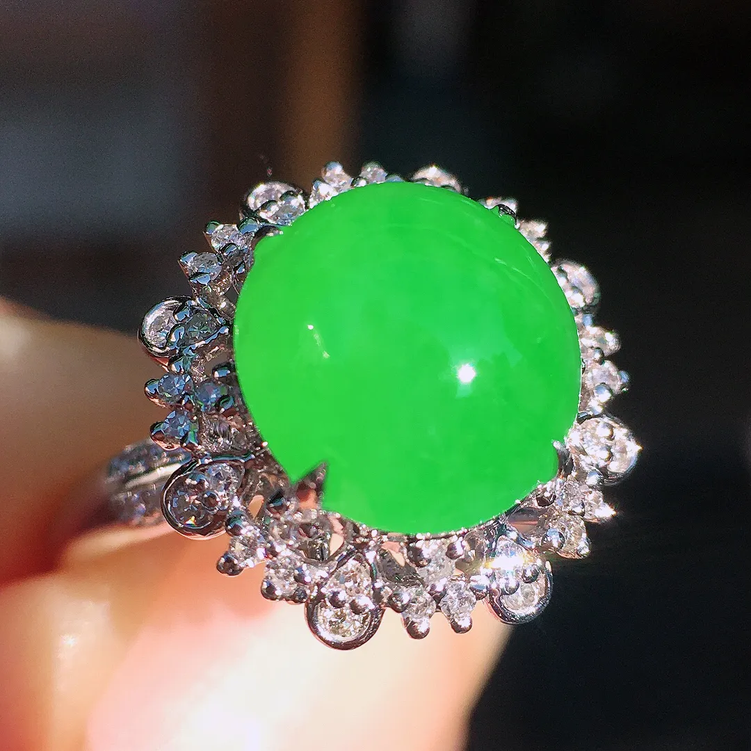 阳绿蛋面戒指，色泽均匀艳丽，玉质细腻，荧光感超
强，饱满圆润，尽显优雅气质，18k
金豪华镶嵌