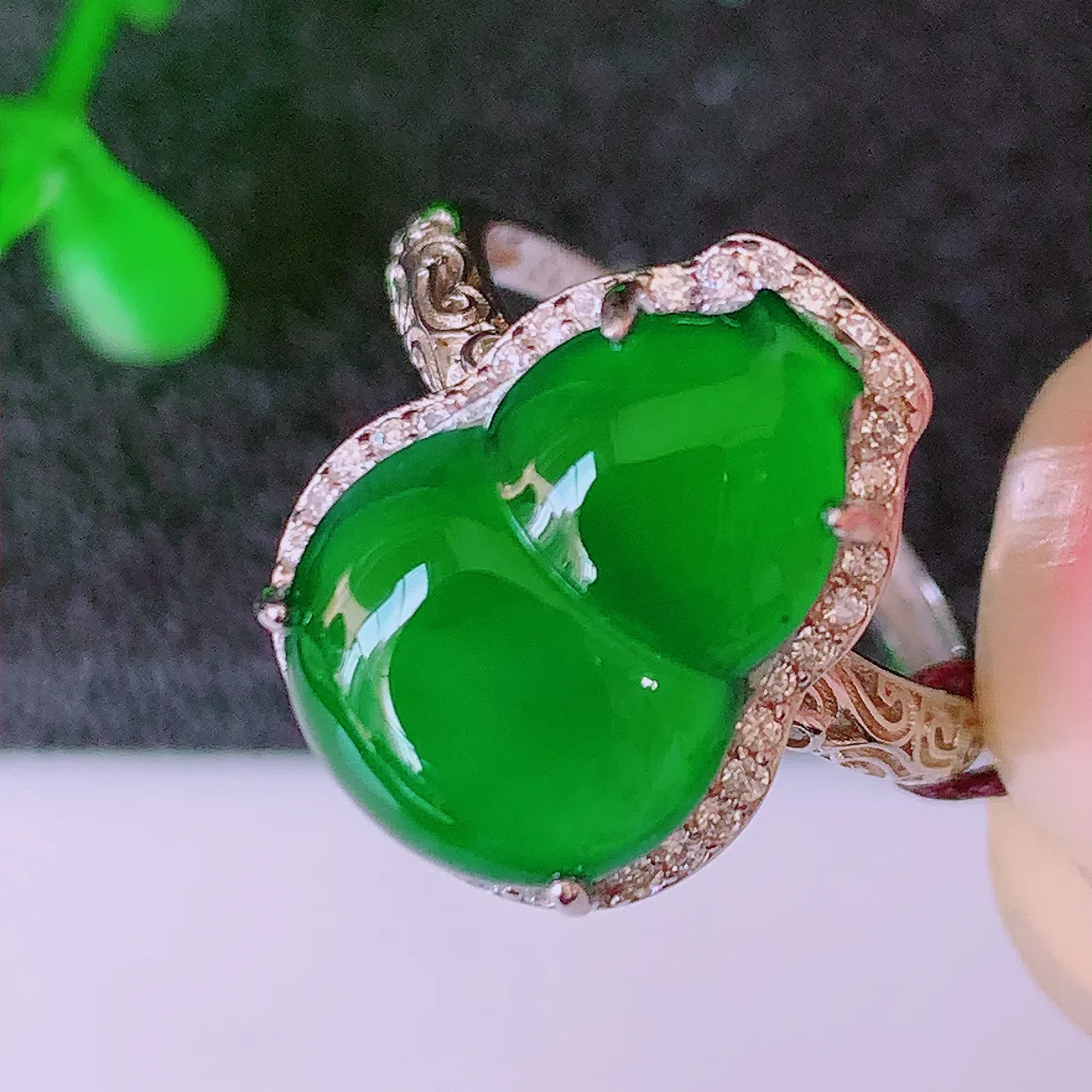 冰透满绿翡翠925银镶嵌葫芦戒指，自然光实拍，翠色灵动，颜色漂亮，种老水足，品相佳，佩戴佳品！#97