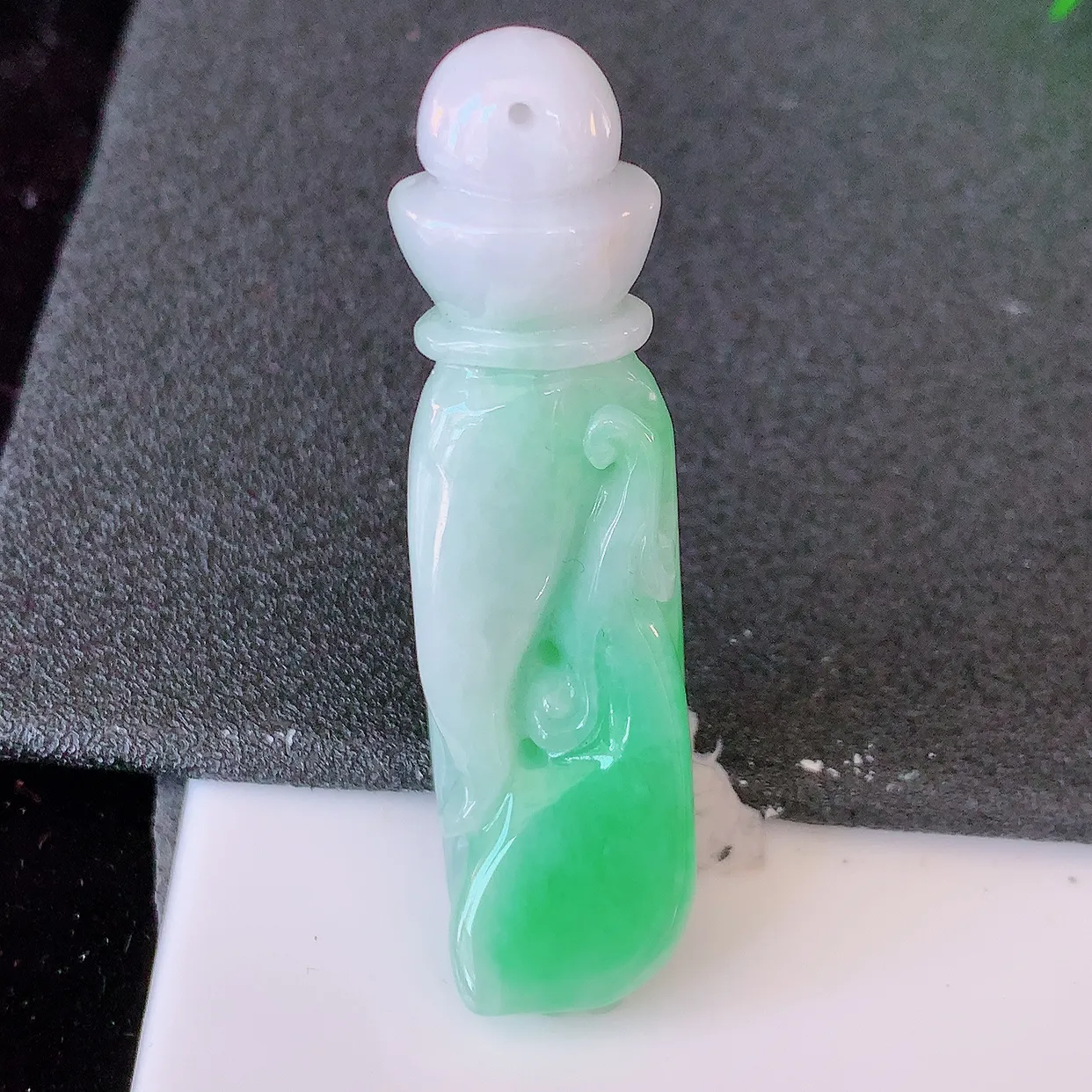 自然光实拍，冰润飘绿翡翠掌上明珠吊坠，种老水足，雕工精湛 ，寓意美好，佩戴时尚出众！#46.25