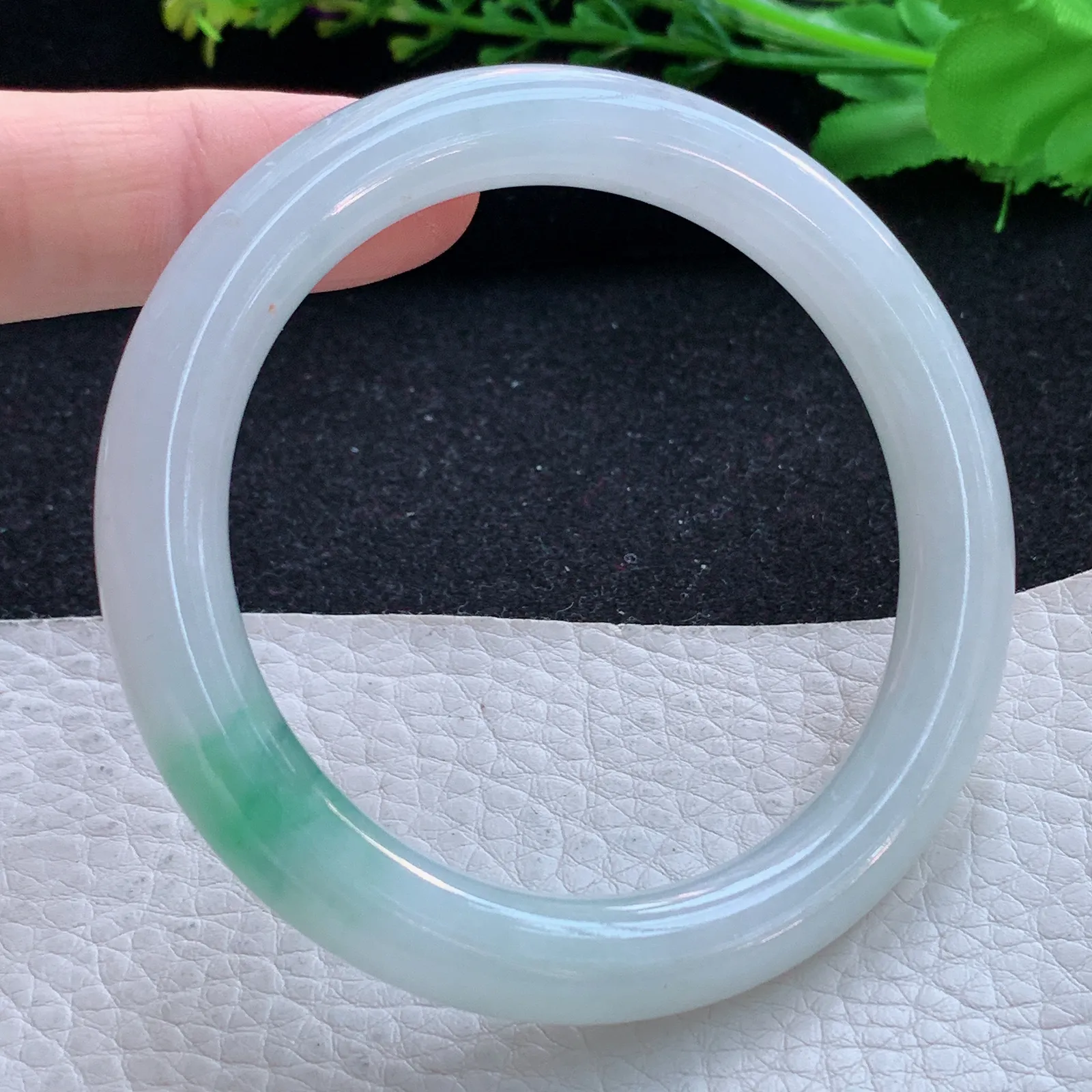 hf自然光55.5*9.2*9.3美人镯 缅甸翡翠a货玉手镯飘绿圆条叮当镯