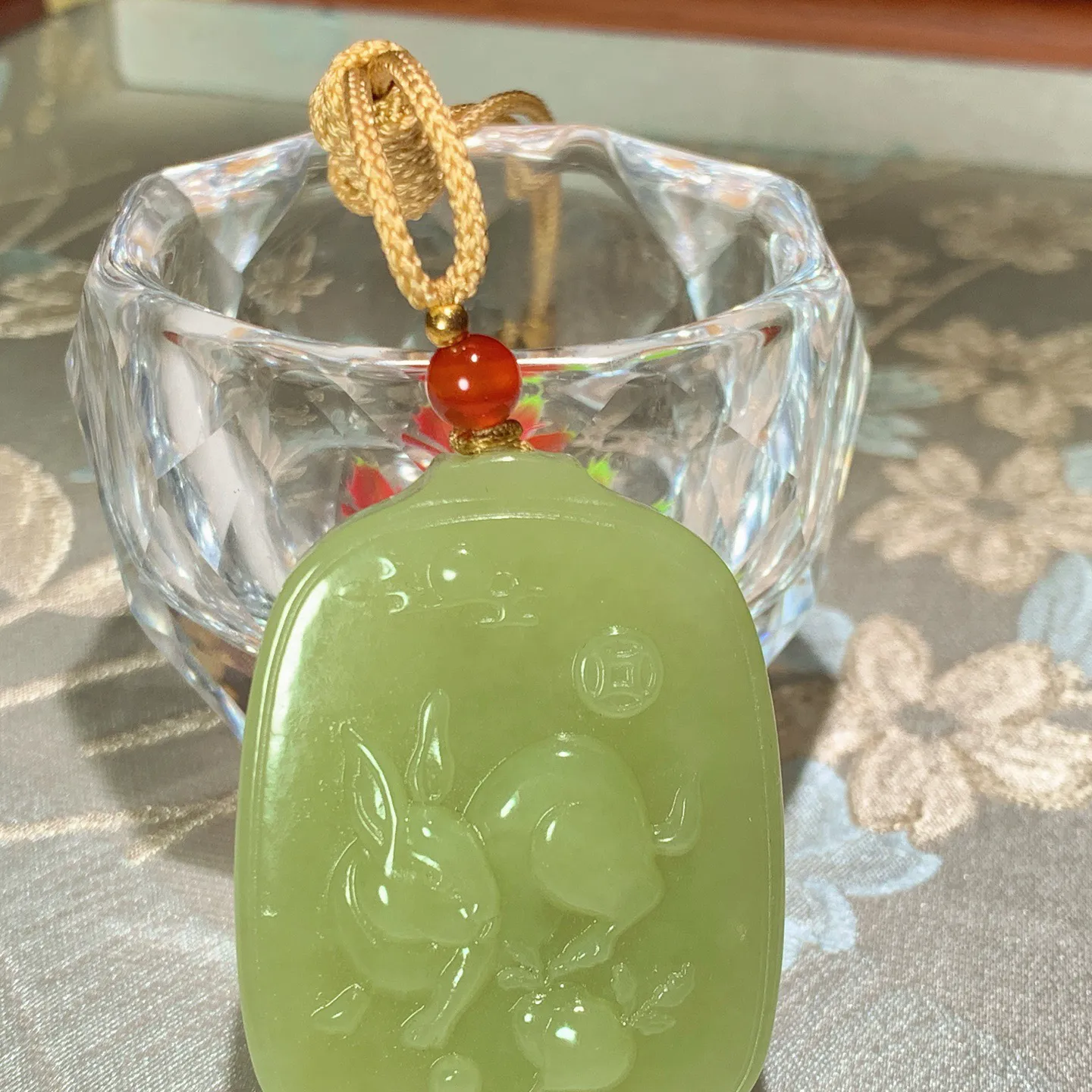 新疆若羌黄口料前途无量兔子牌子挂件。尺寸48/36/13重47克。玉质细腻油润。手推出油。佩戴高端典雅。lt251127