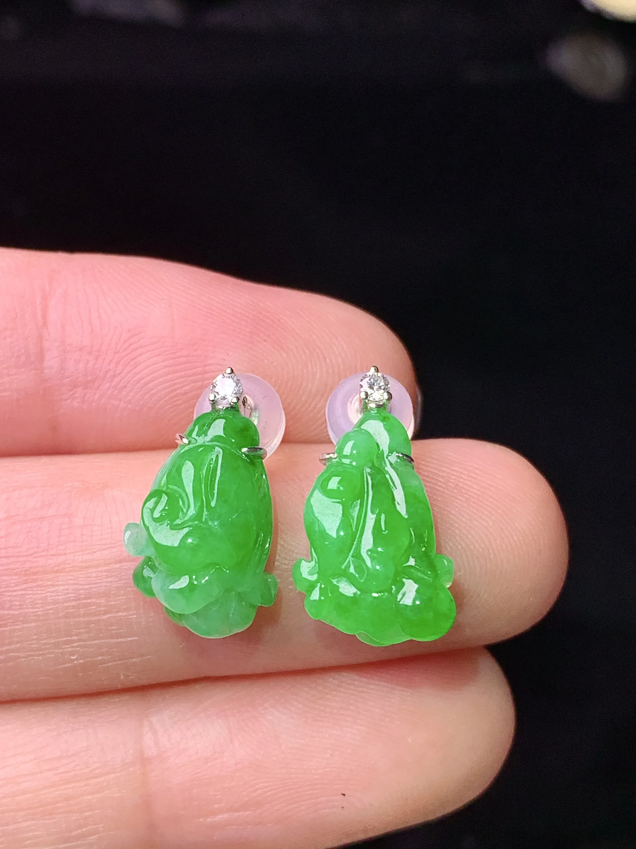 18k金钻镶嵌翠绿白菜耳钉 玉质细腻 色泽艳丽清新 整体尺寸13*9.3*4.5