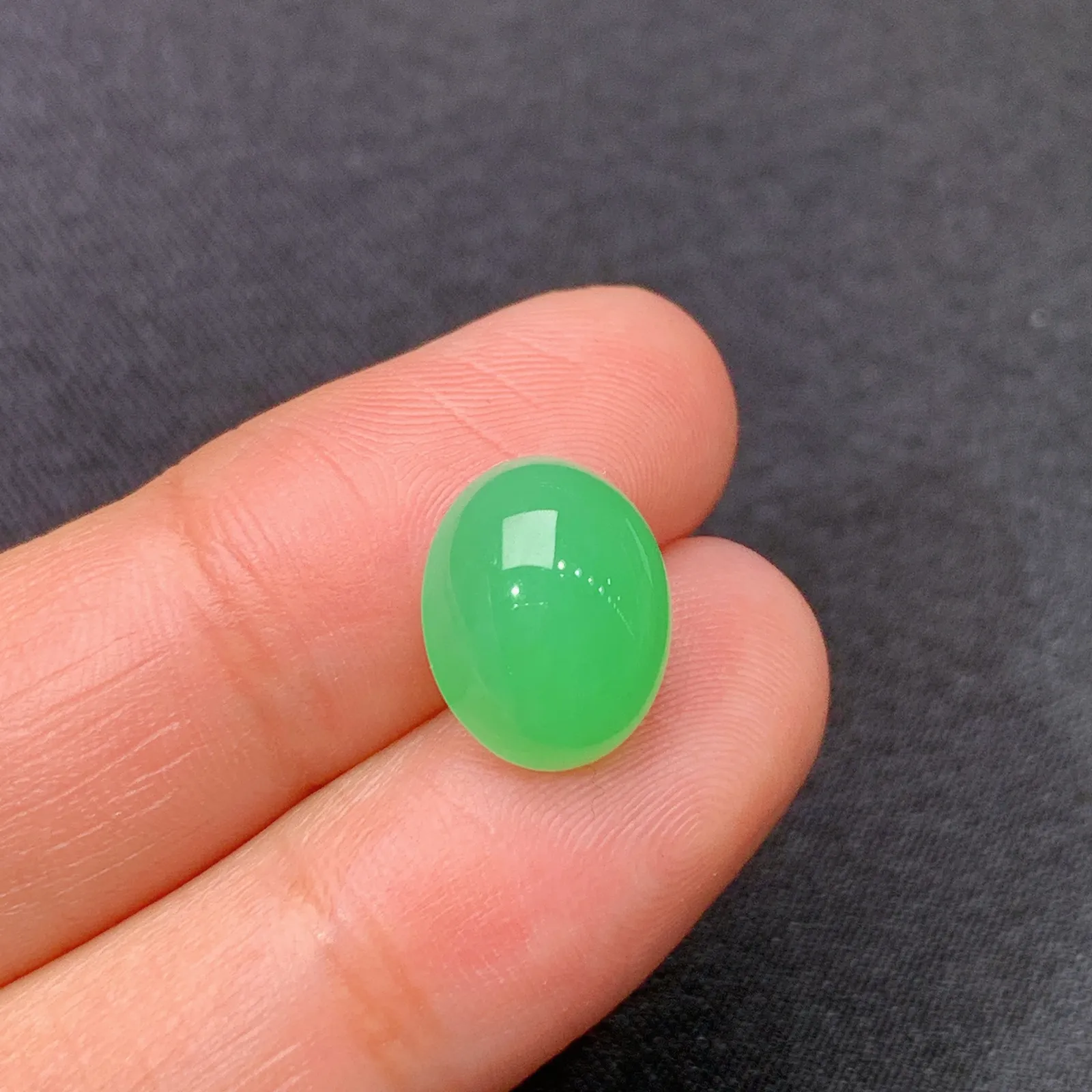 阳绿蛋面，镶嵌佳品，冰润色阳，种水足 尺寸11.6*9.3*6.2