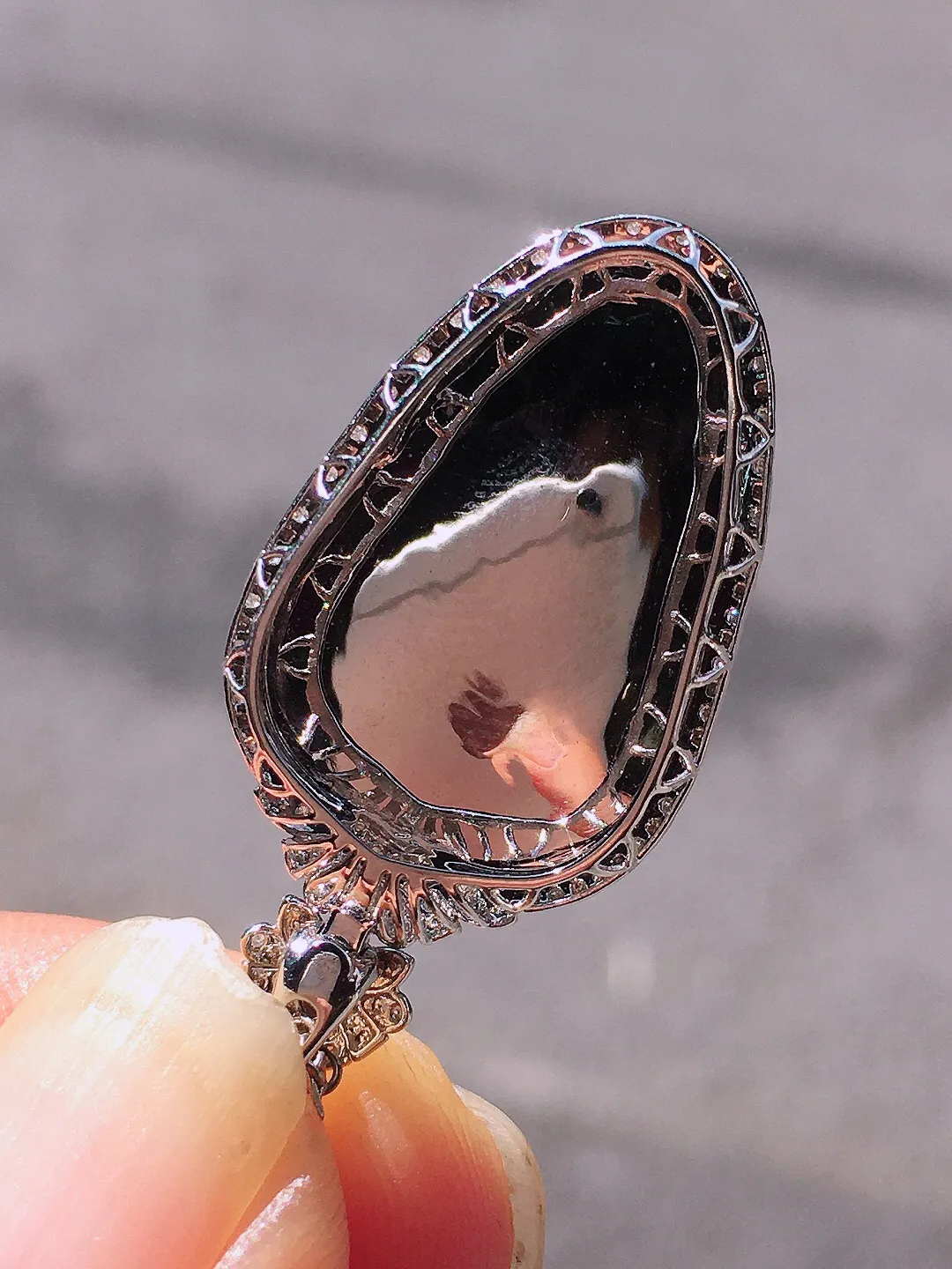 阳绿玉叶吊坠，色泽均匀艳丽，玉质细腻，荧光感超
强，饱满圆润，尽显优雅气质，18k
金豪华镶嵌