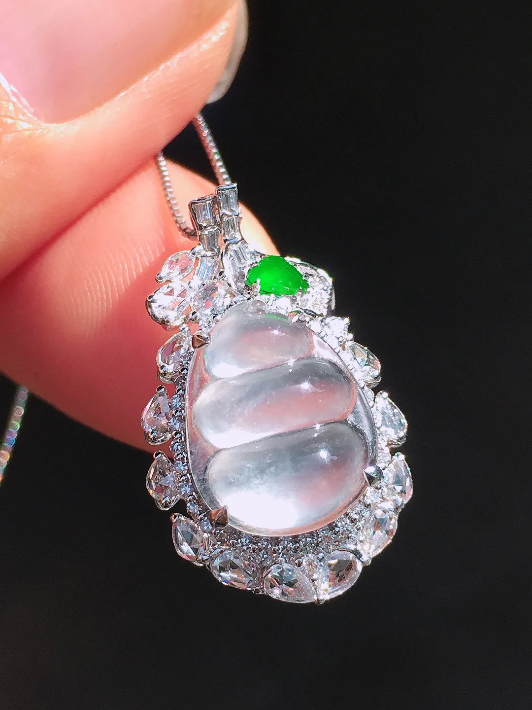 冰种福豆吊坠，玉质细腻，荧光感超
强，饱满圆润，尽显优雅气质，18k
金豪华镶嵌